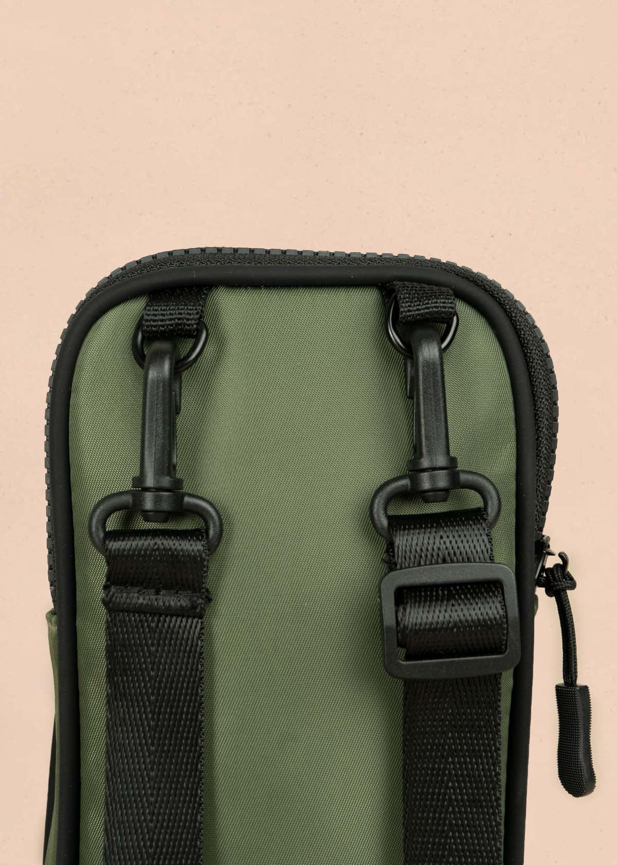 Porta celular color verde con bolsillo delantero 106969 - Image 3
