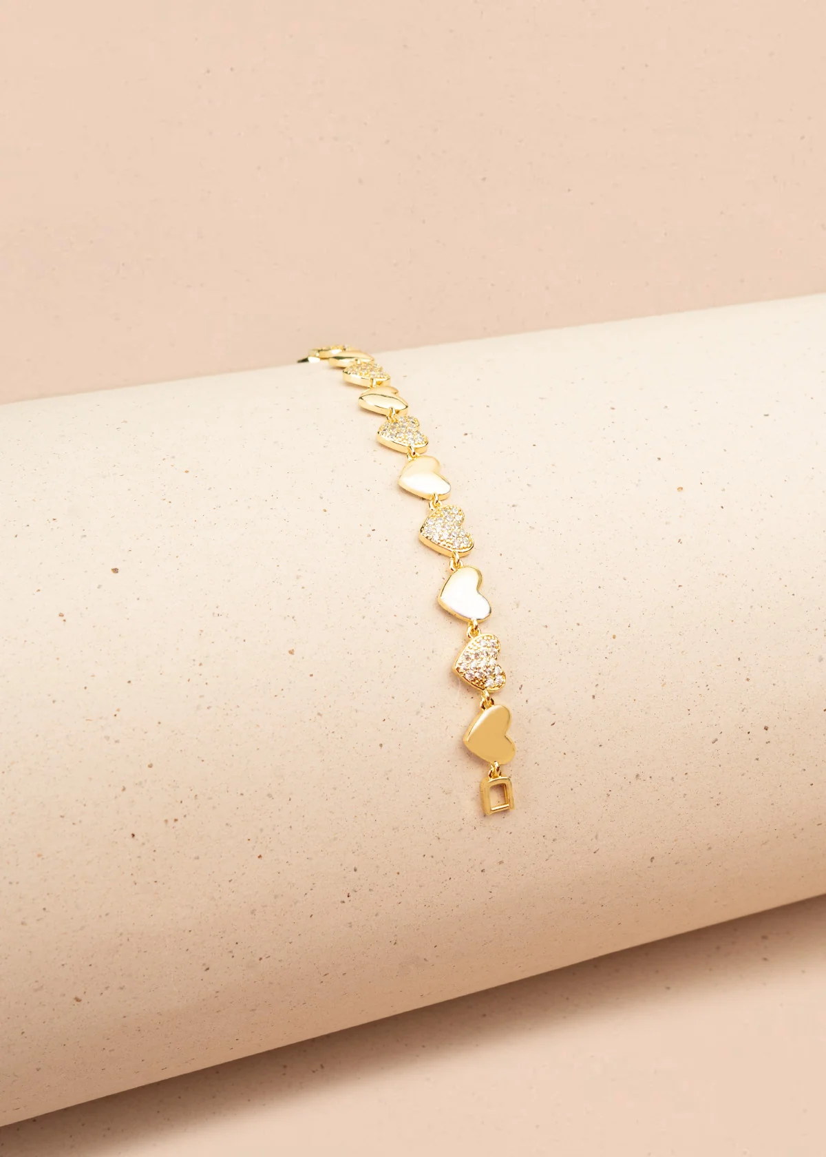 Pulsera color dorado con dijes de corazón 106374 - Image 3