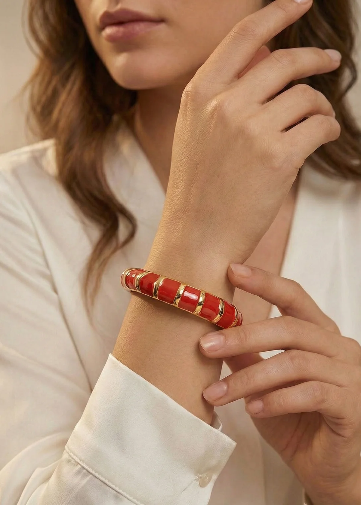 Pulsera color dorado con acabados rojos 106404