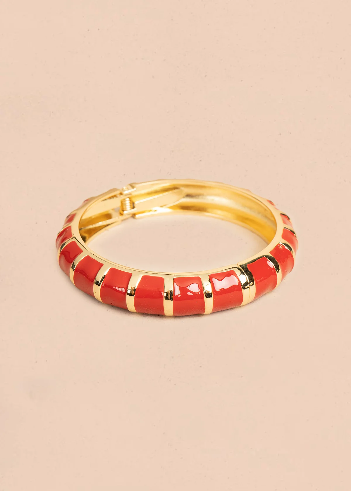 Pulsera color dorado con acabados rojos 106404 - Image 4