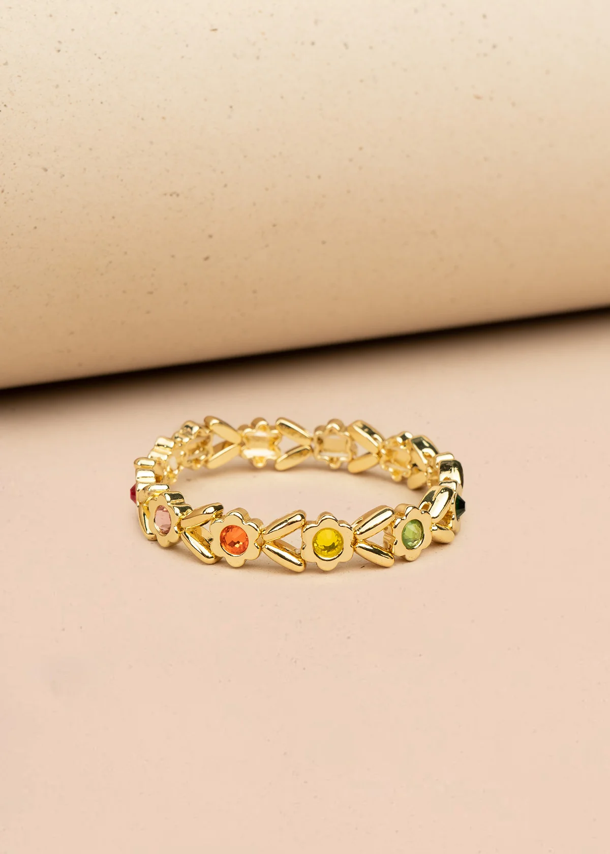Pulsera color dorado en eslabón de flores con cristales 106402