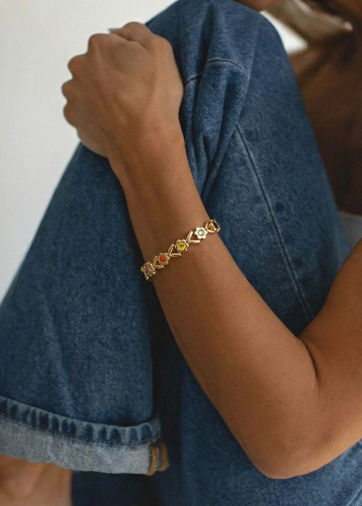 Pulsera color dorado en eslabón de flores con cristales 106402 - Image 2