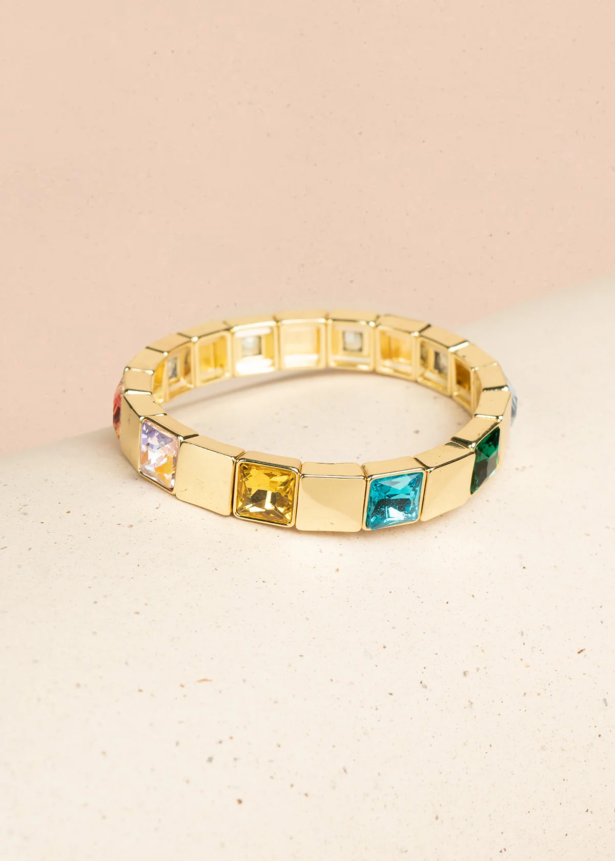 Pulsera color dorado con cristales cuadrados multicolor 106398