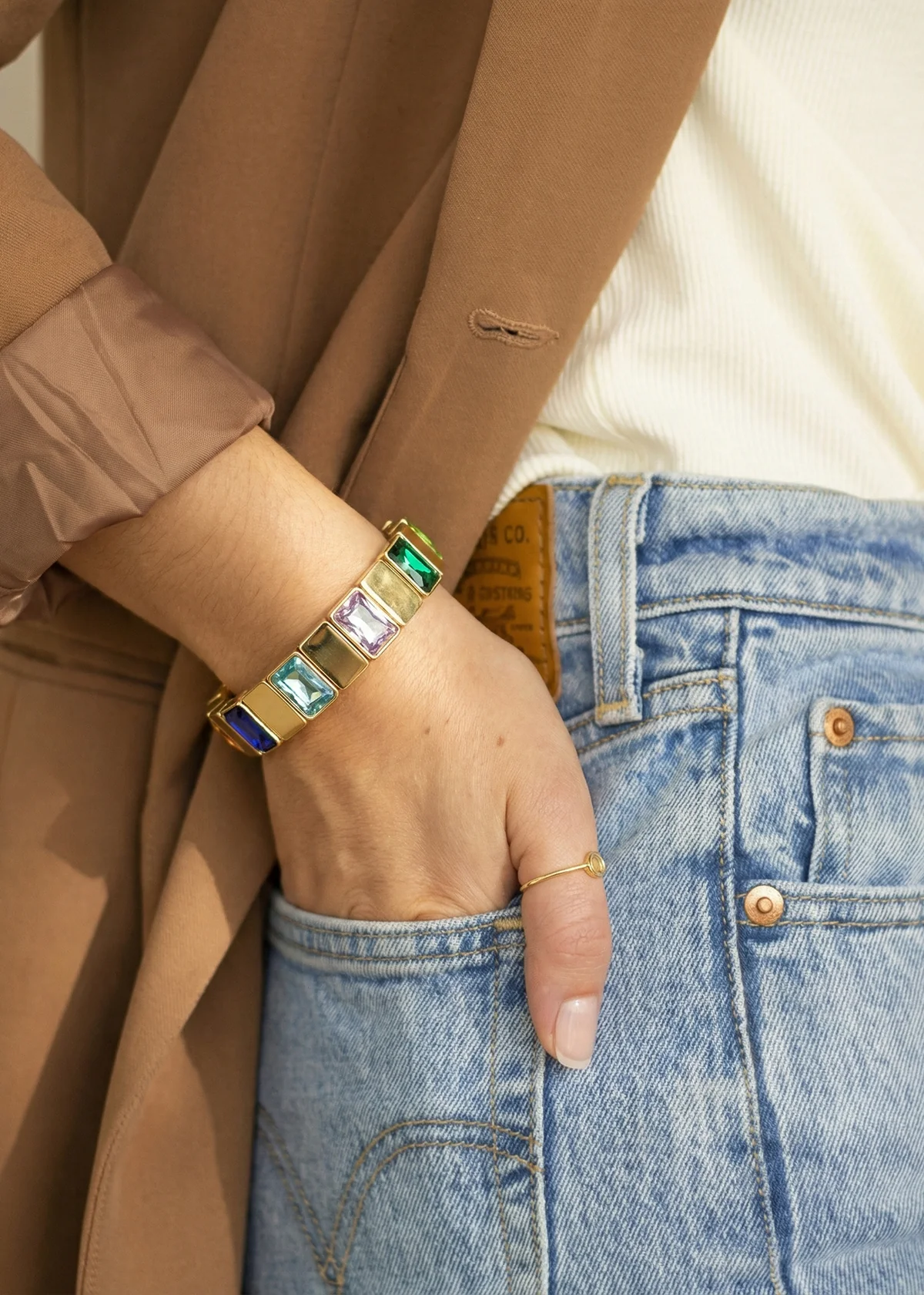 Pulsera color dorado con cristales rectangulares multicolor 106399