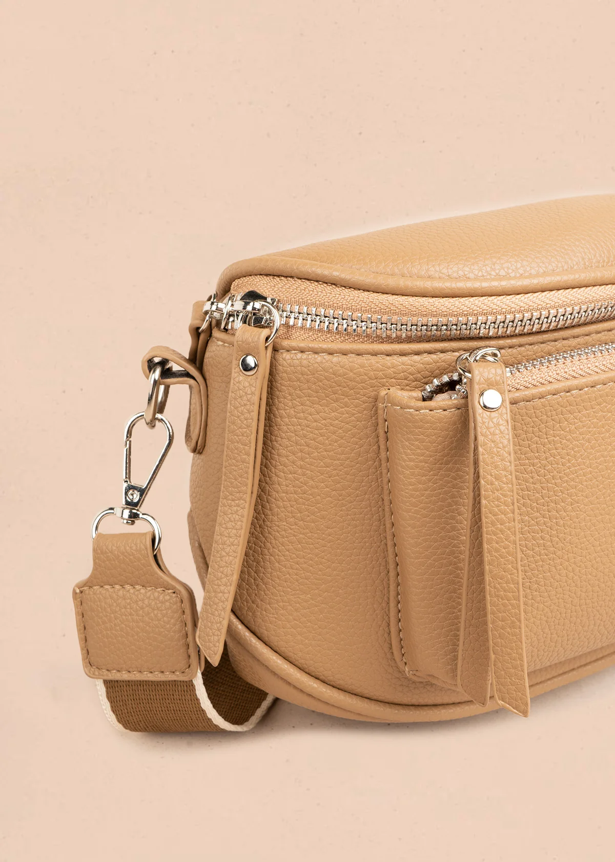 Riñonera color camel con bolsillo frontal y correa ajustable 106804 - Image 3