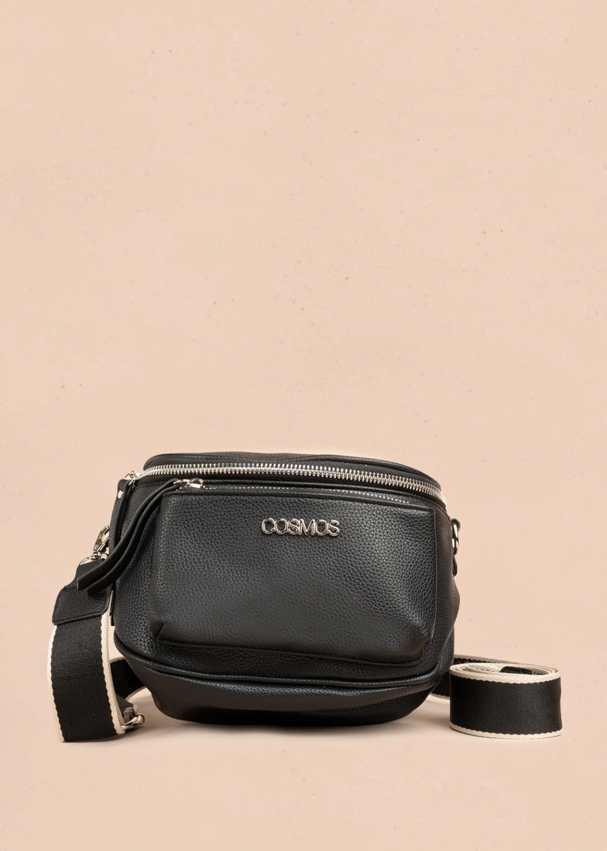 Riñonera color negro con bolsillo frontal y correa ajustable 106804