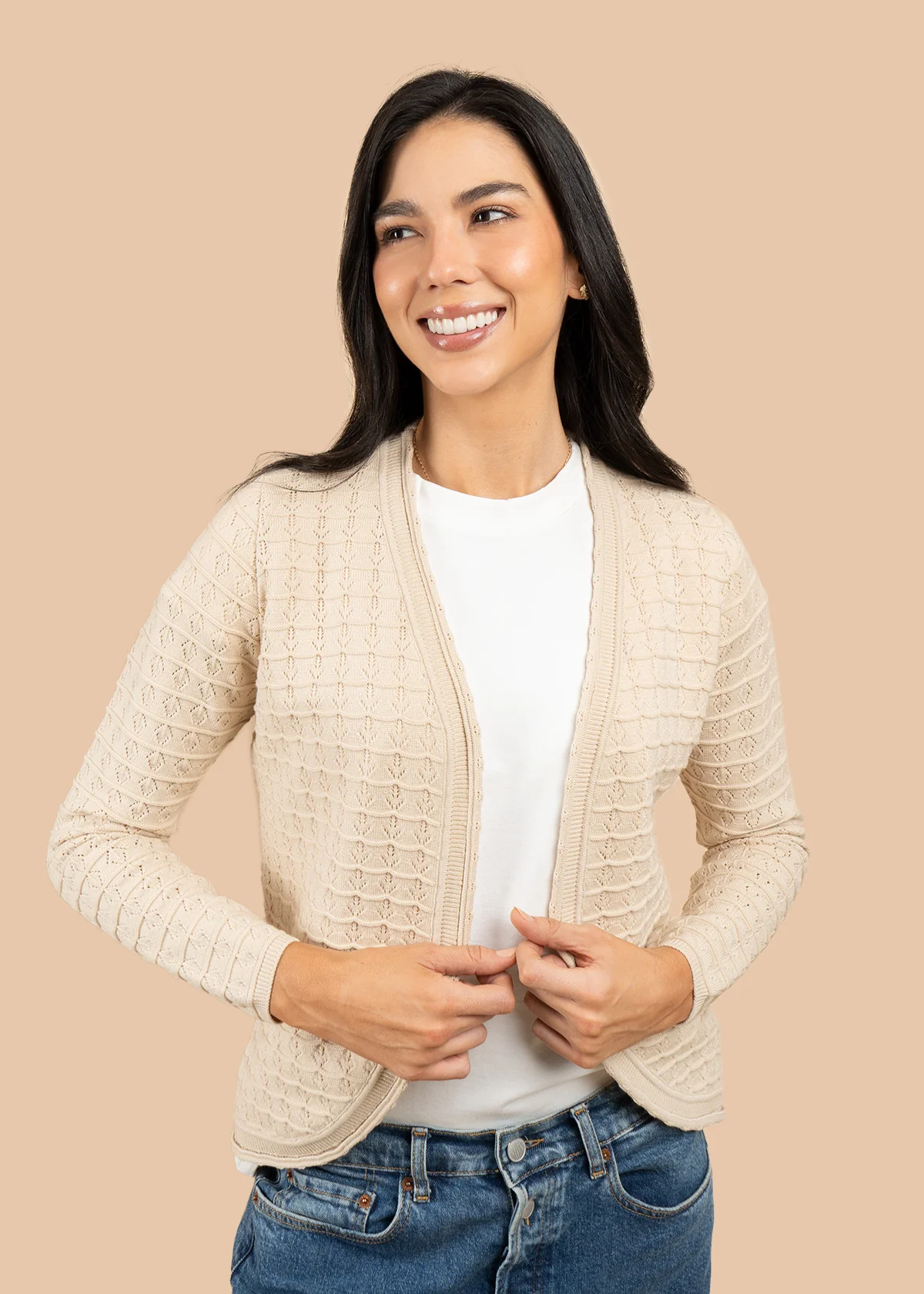 Saco color beige tejido abierto con patrón espiga 106754