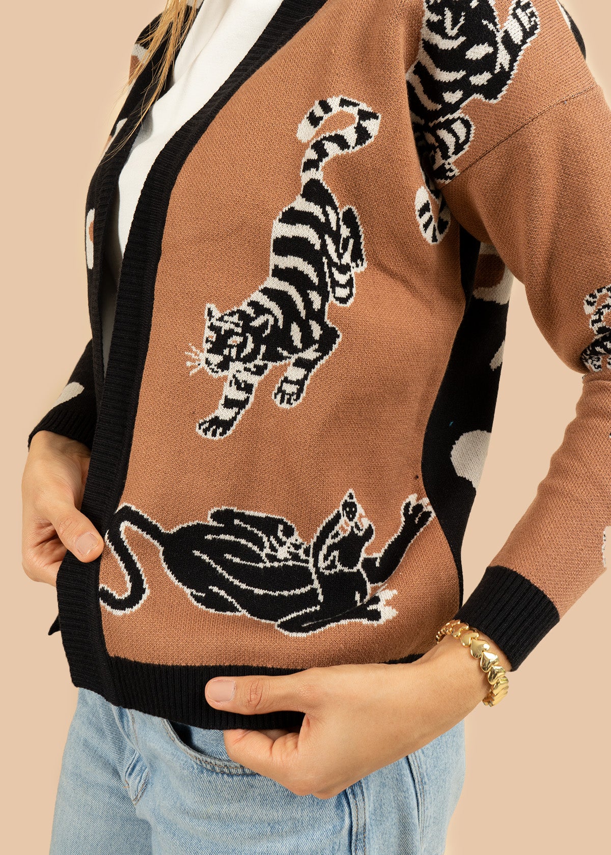 Saco tejido color negro con diseño de tigre 106684 - Image 5