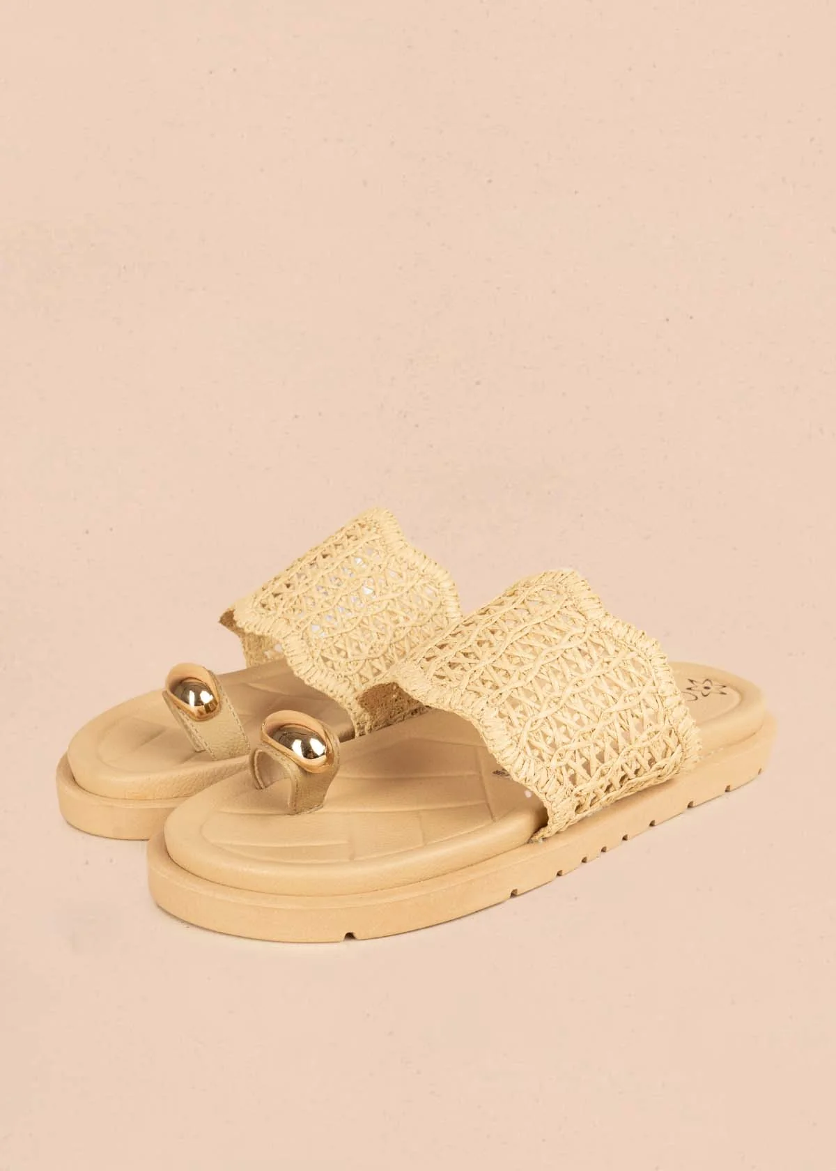 Sandalias planas color beige con diseño tejido y aplique dorado 106956 - Image 2