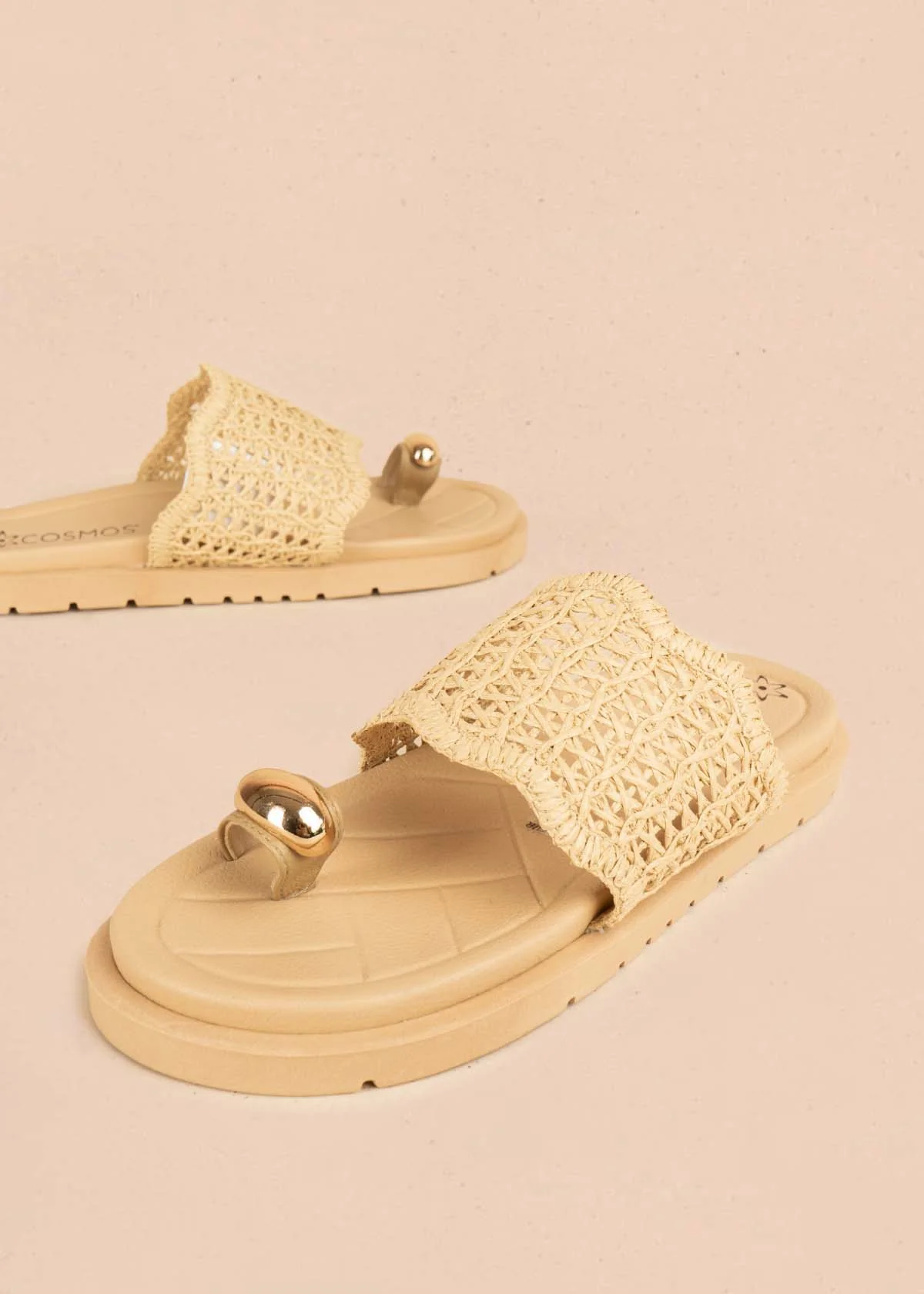 Sandalias planas color beige con diseño tejido y aplique dorado 106956 - Image 3