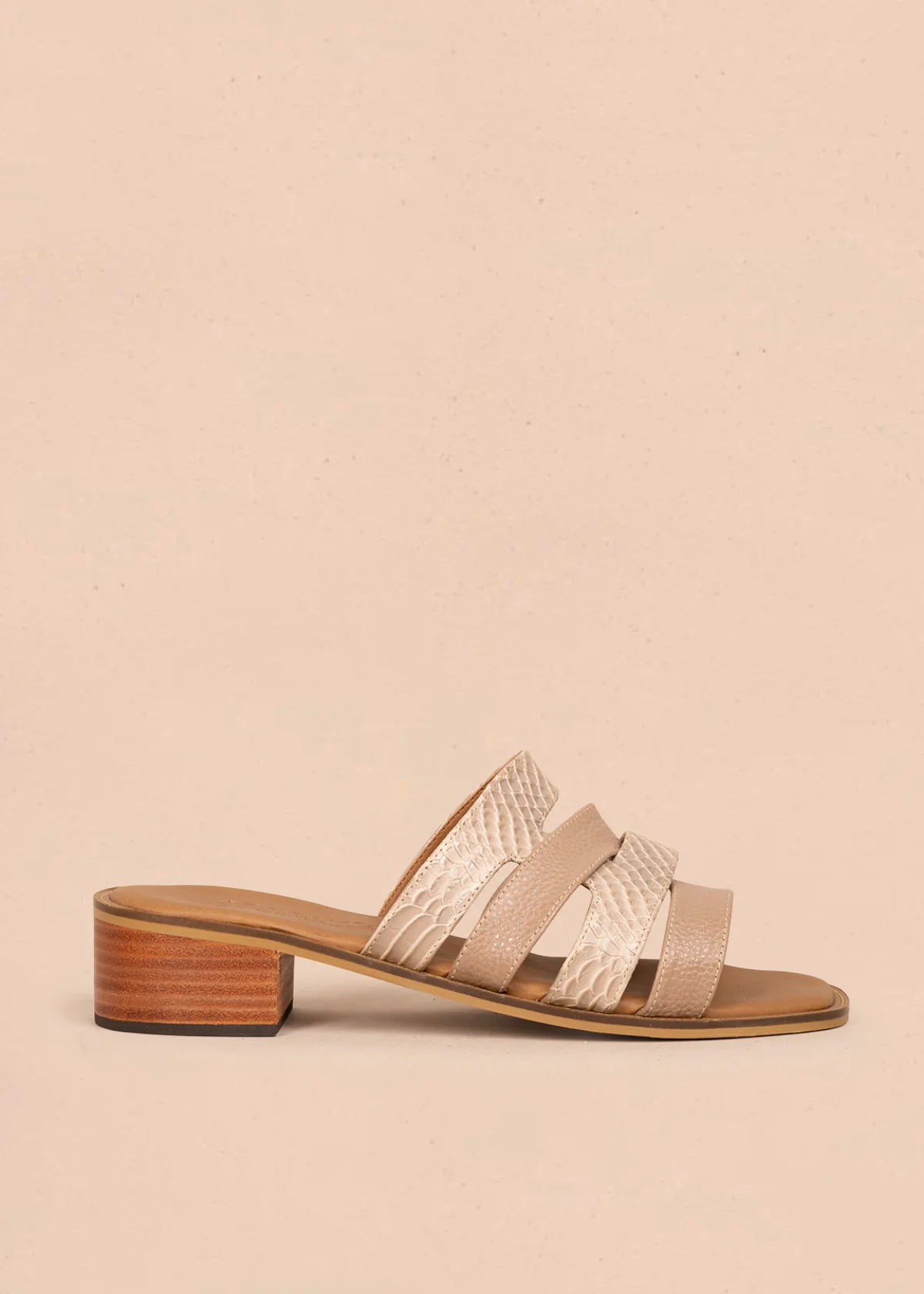 Sandalias en cuero color avellana con tiras en textura croco  107015