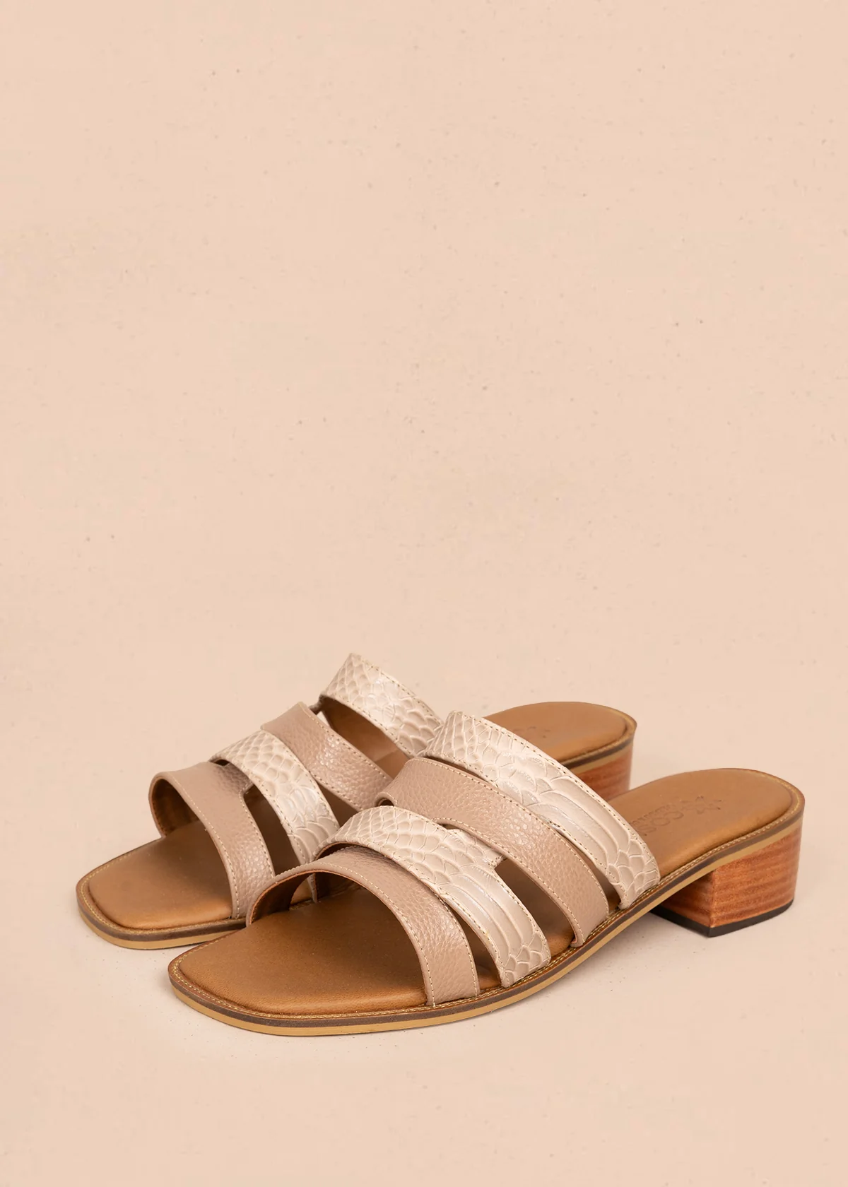 Sandalias en cuero color avellana con tiras en textura croco  107015 - Image 2