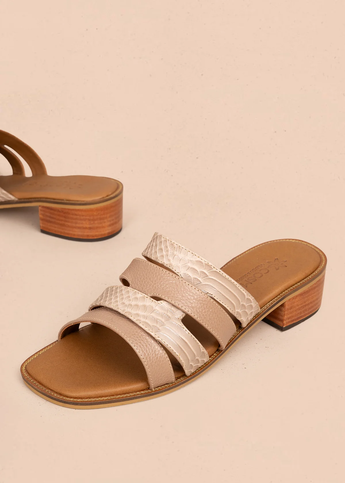 Sandalias en cuero color avellana con tiras en textura croco  107015 - Image 3