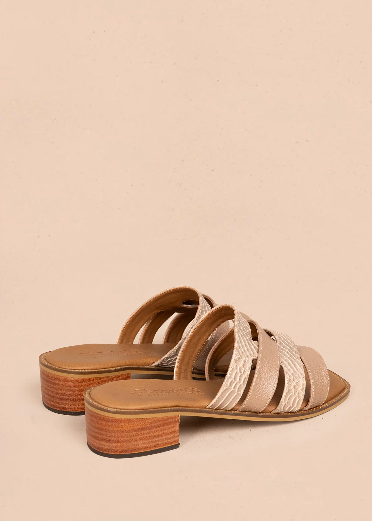 Sandalias en cuero color avellana con tiras en textura croco  107015 - Image 5