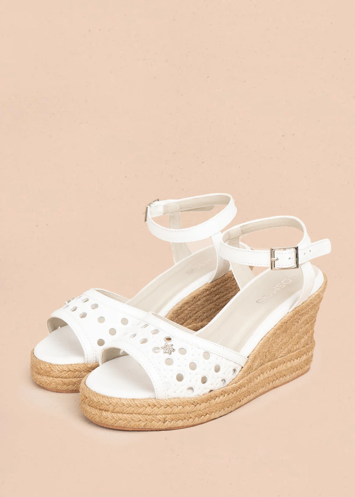 Sandalia en cuero color blanco con diseño perforado y tacón en yute 106036 - Image 3
