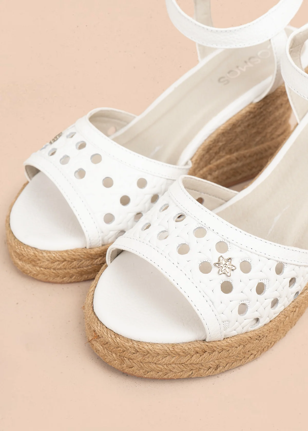 Sandalia en cuero color blanco con diseño perforado y tacón en yute 106036 - Image 4