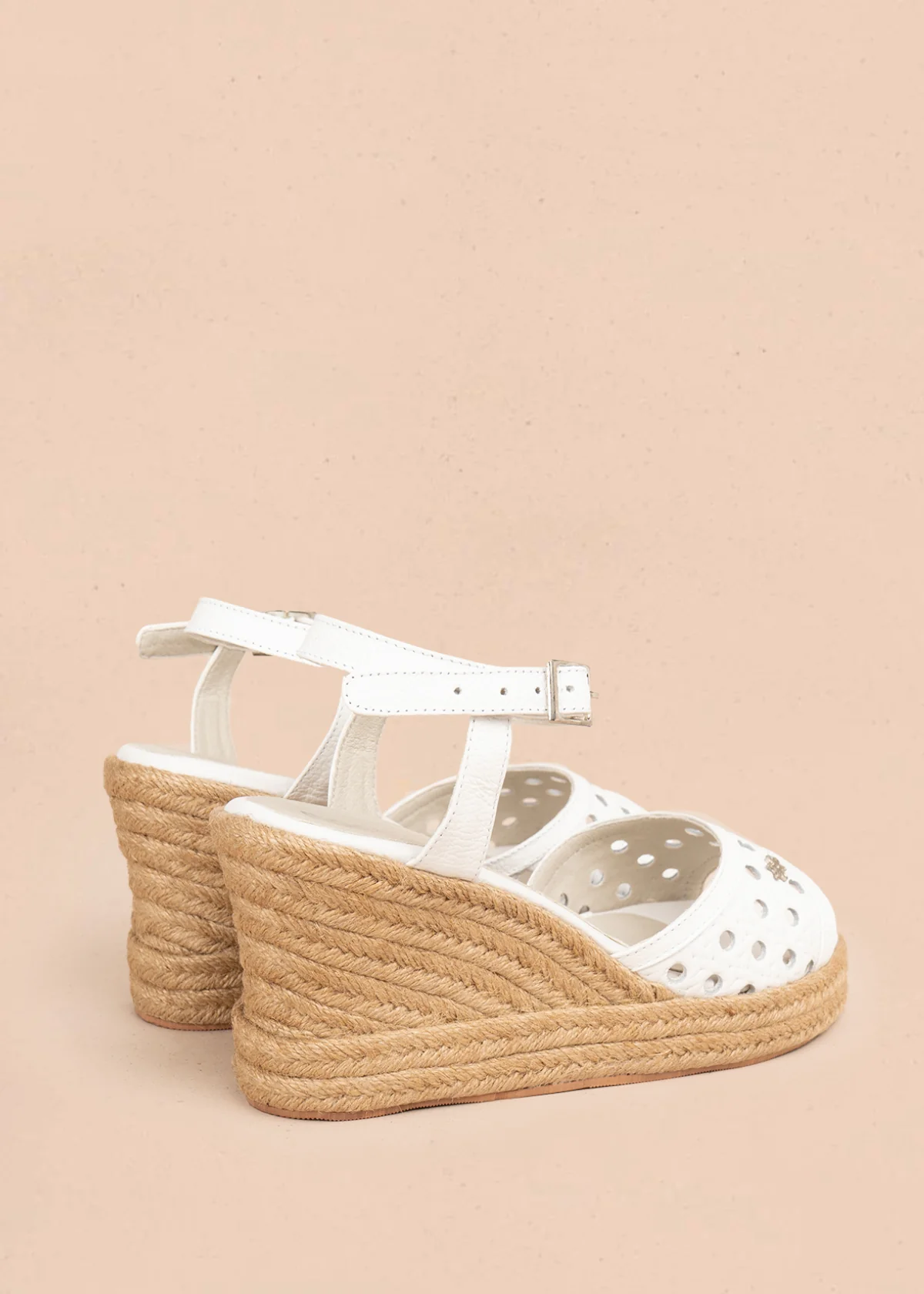 Sandalia en cuero color blanco con diseño perforado y tacón en yute 106036 - Image 5