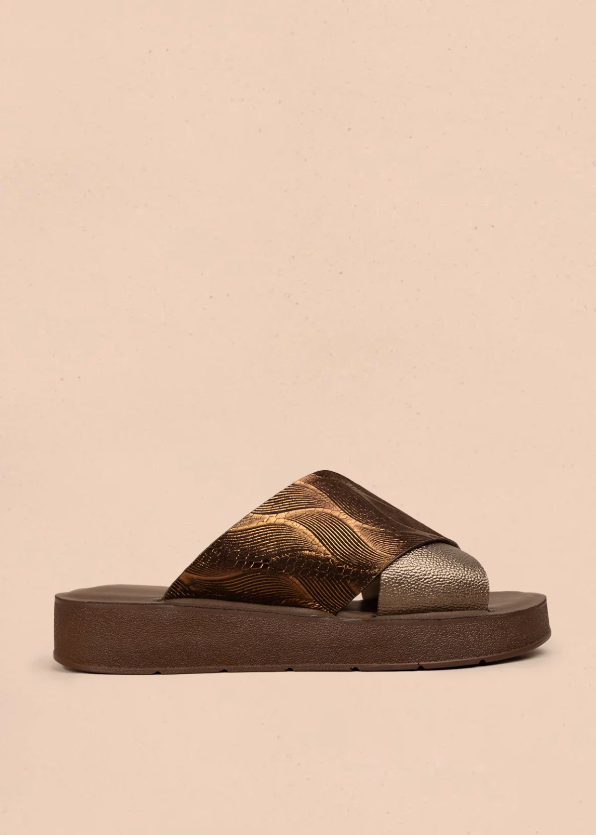 Sandalia en cuero color bronce con diseño cruzado en relieve 106992