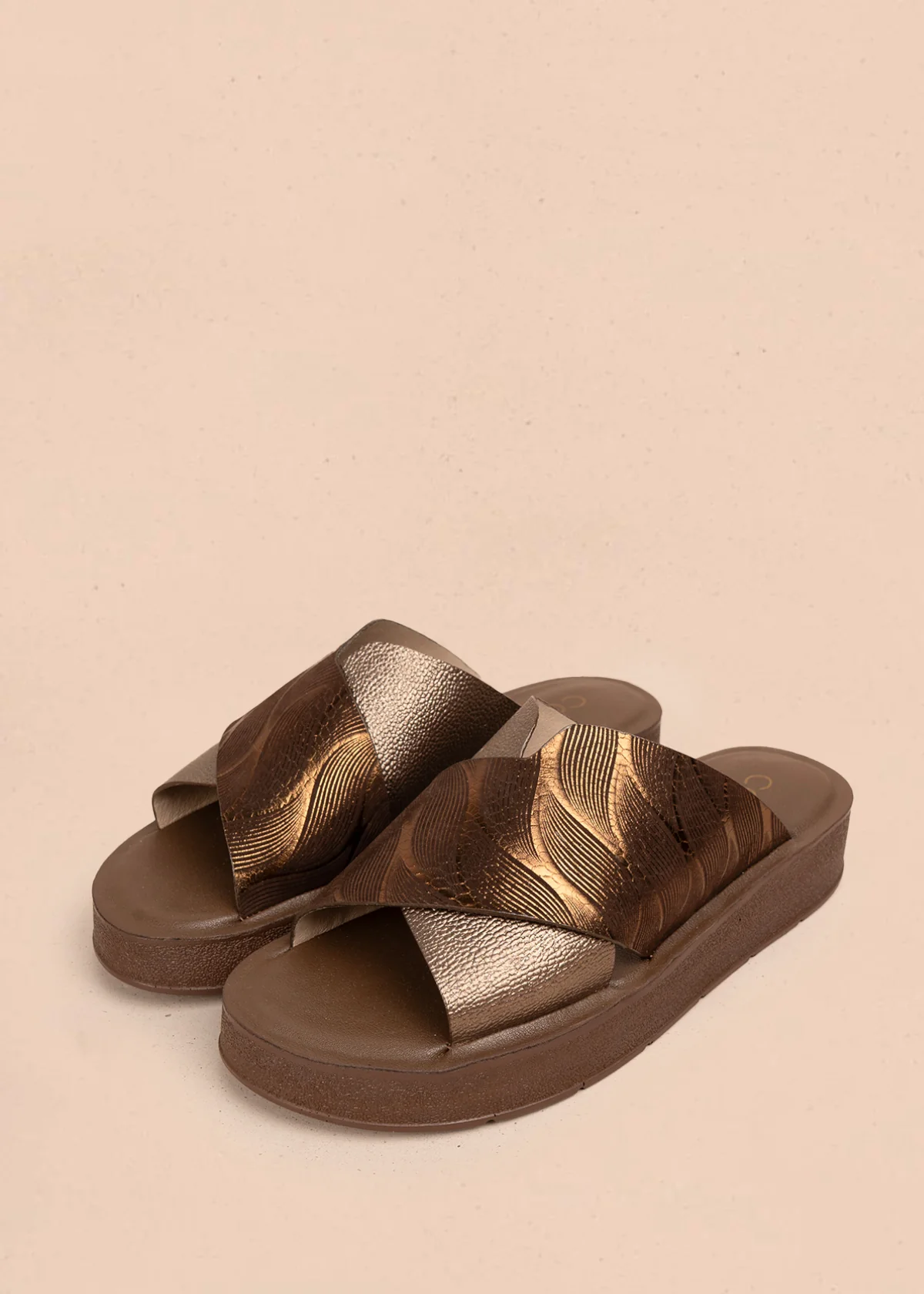 Sandalia en cuero color bronce con diseño cruzado en relieve 106992 - Image 2