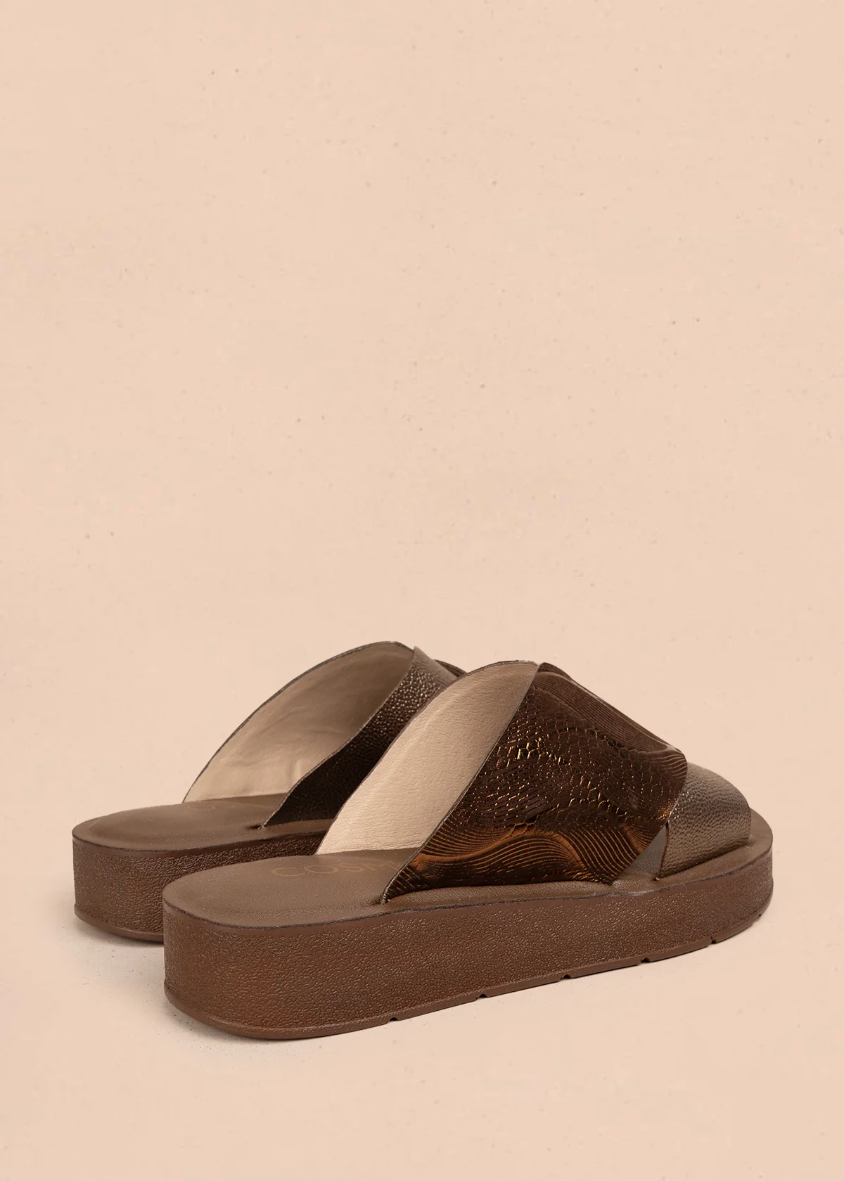Sandalia en cuero color bronce con diseño cruzado en relieve 106992 - Image 3