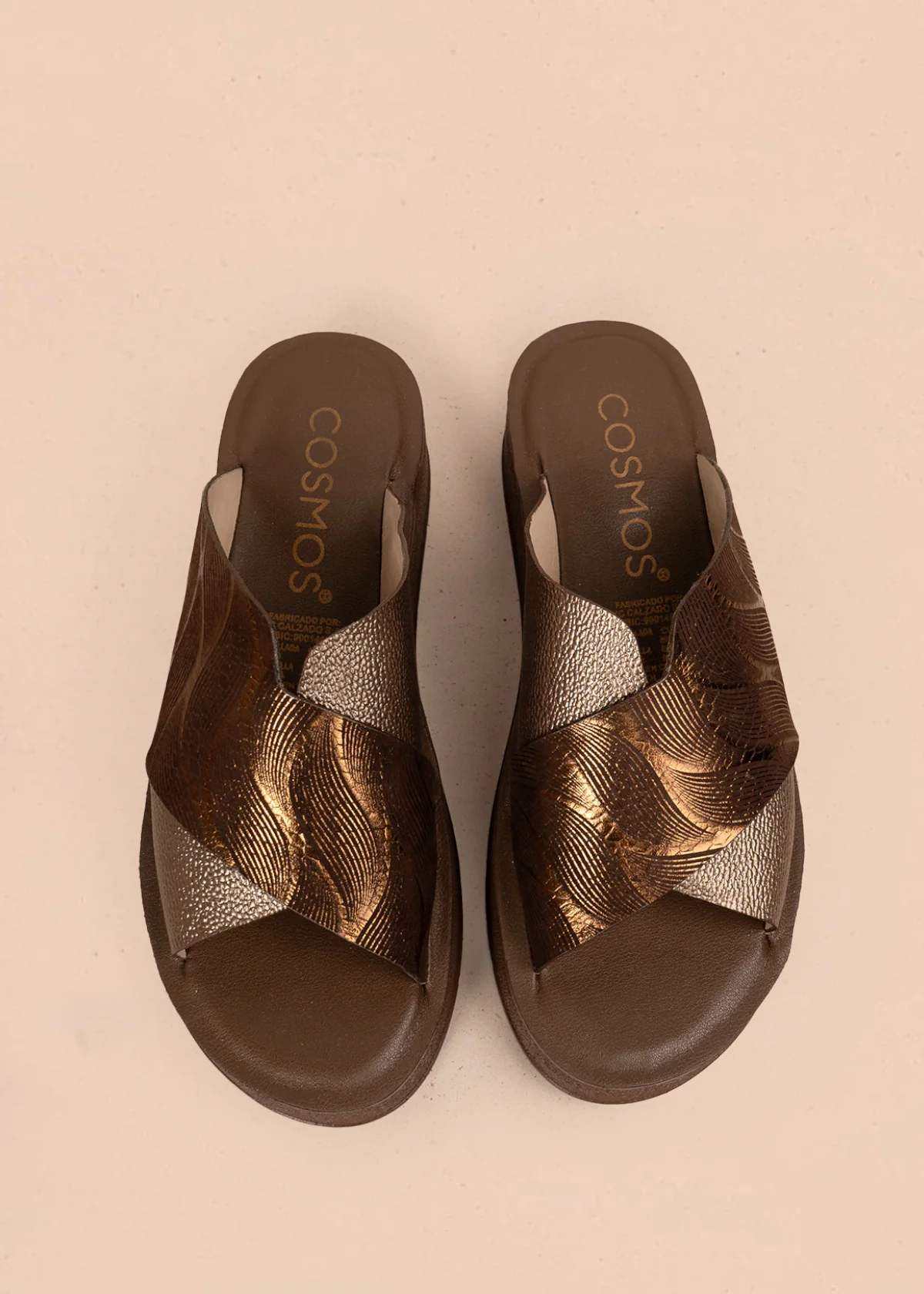 Sandalia en cuero color bronce con diseño cruzado en relieve 106992 - Image 4