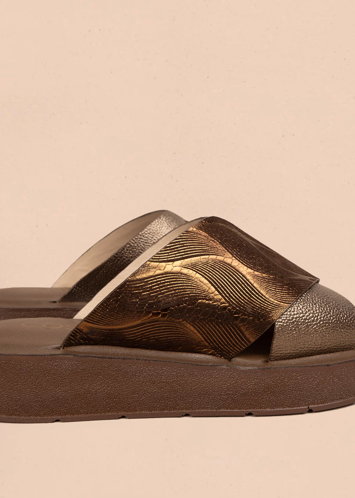 Sandalia en cuero color bronce con diseño cruzado en relieve 106992 - Image 5