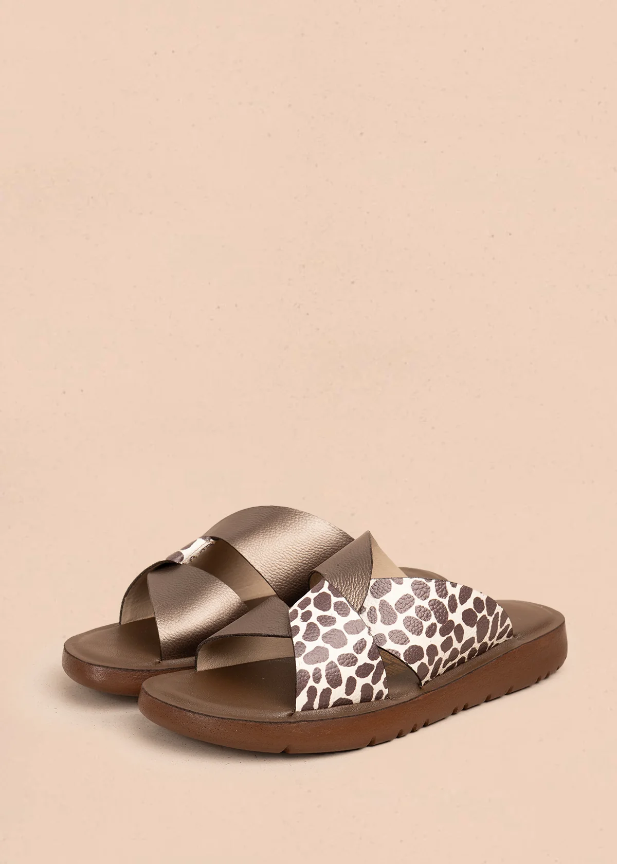 Sandalias en cuero color bronce con tira animal print 106993 - Image 2