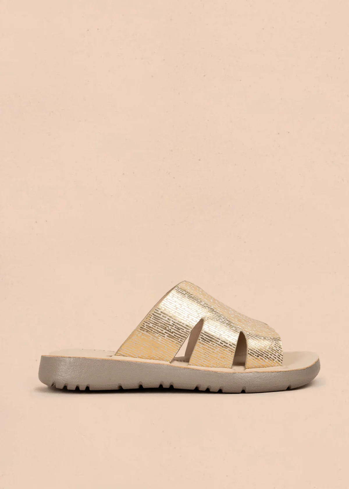 Sandalia en cuero color champaña con tiras anchas texturizadas 106991
