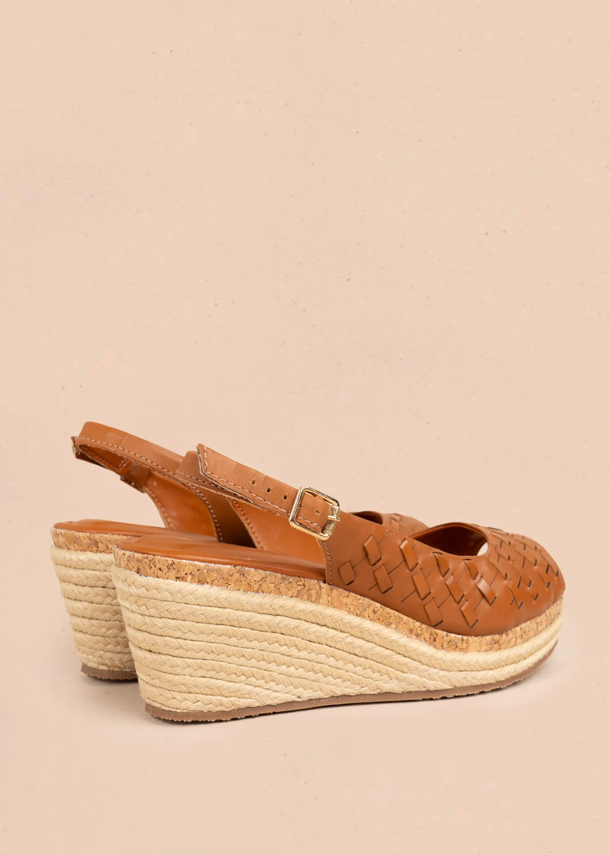 Sandalia en cuero color miel con diseño calado y plataforma en yute 105985 - Image 4