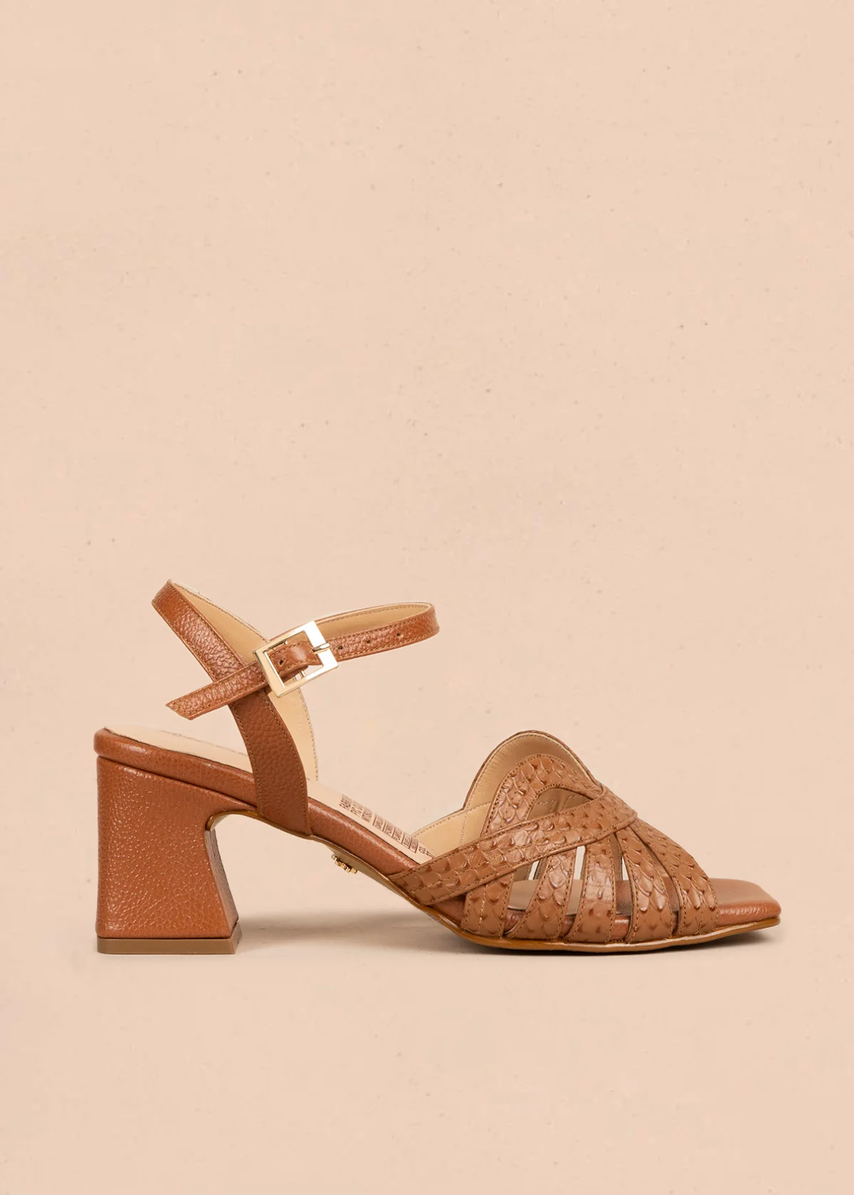 Sandalias de cuero color miel con tiras cruzadas y textura reptil 106507