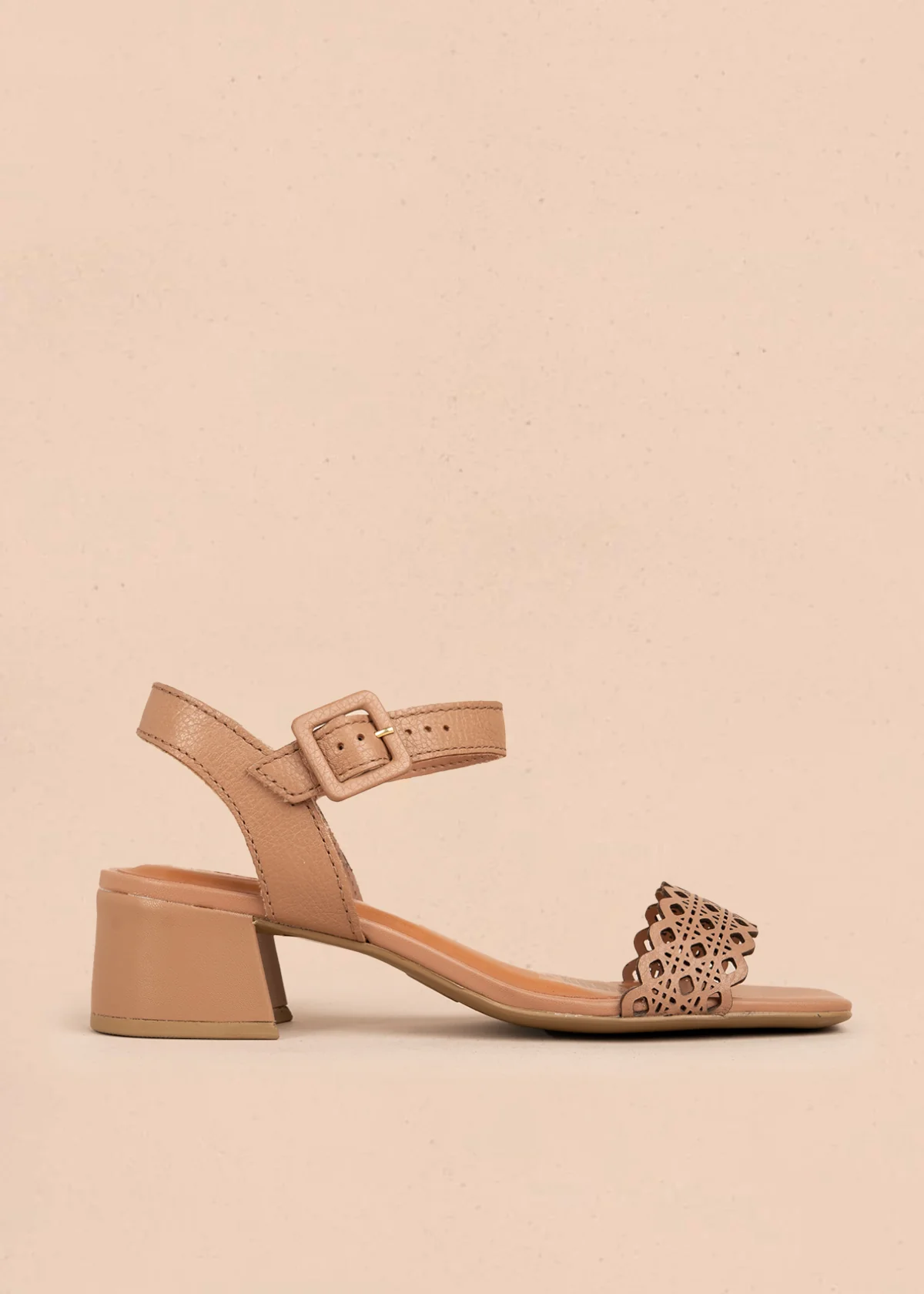 Sandalia en cuero color moca con perforaciones 105990