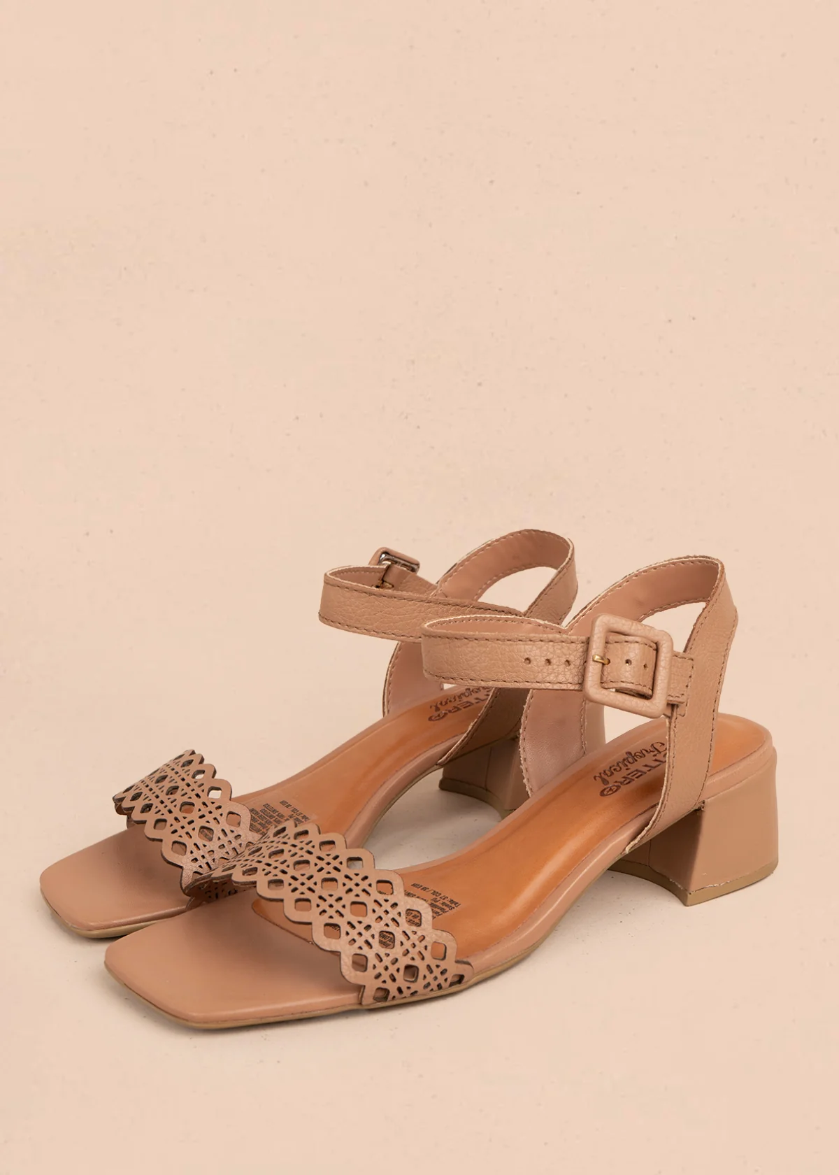Sandalia en cuero color moca con perforaciones 105990 - Image 3
