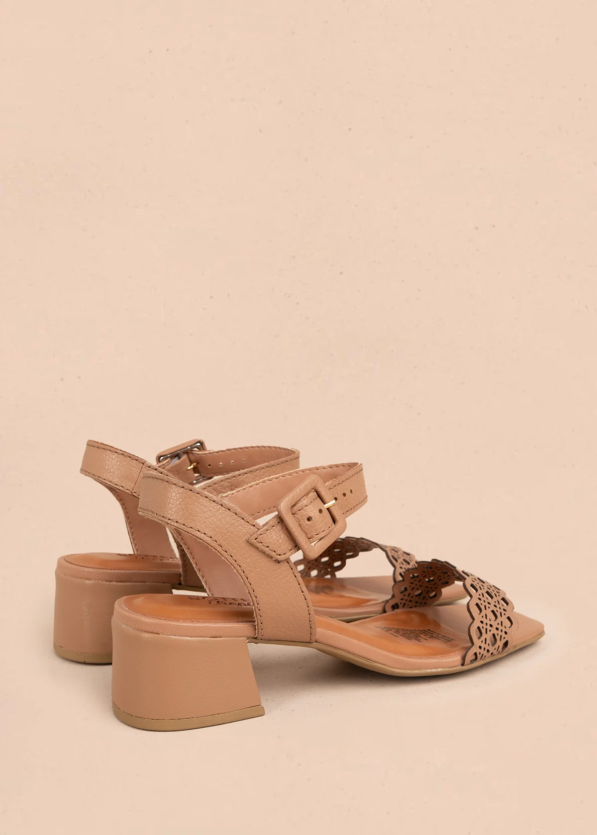Sandalia en cuero color moca con perforaciones 105990 - Image 6