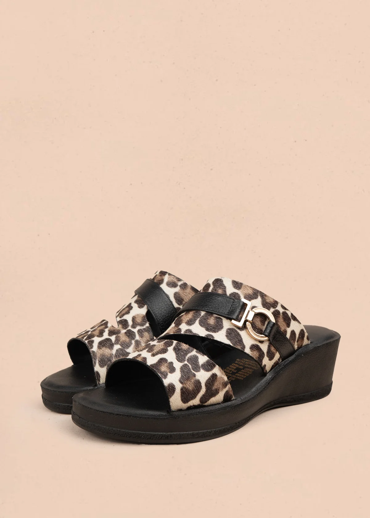Sandalia en cuero color negro con tiras cruzadas y pelo animal print 106989 - Image 3