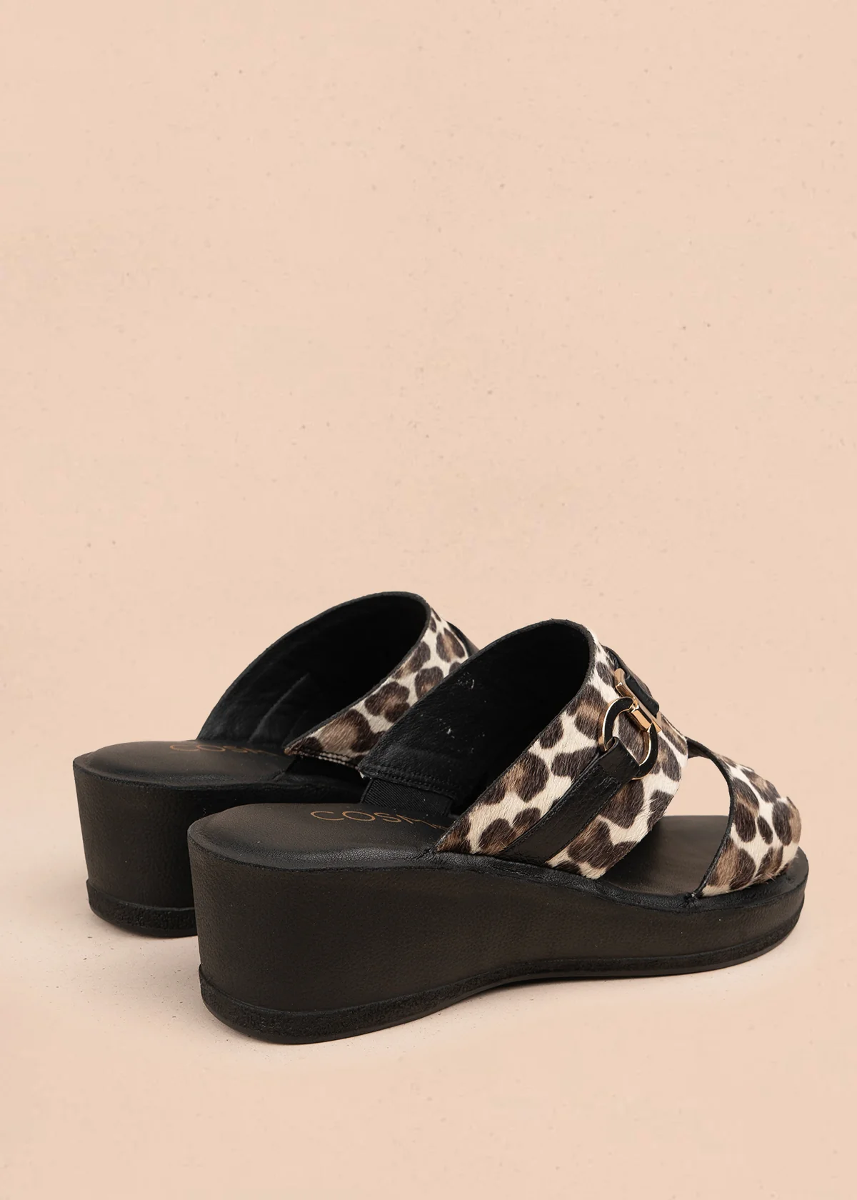Sandalia en cuero color negro con tiras cruzadas y pelo animal print 106989 - Image 4