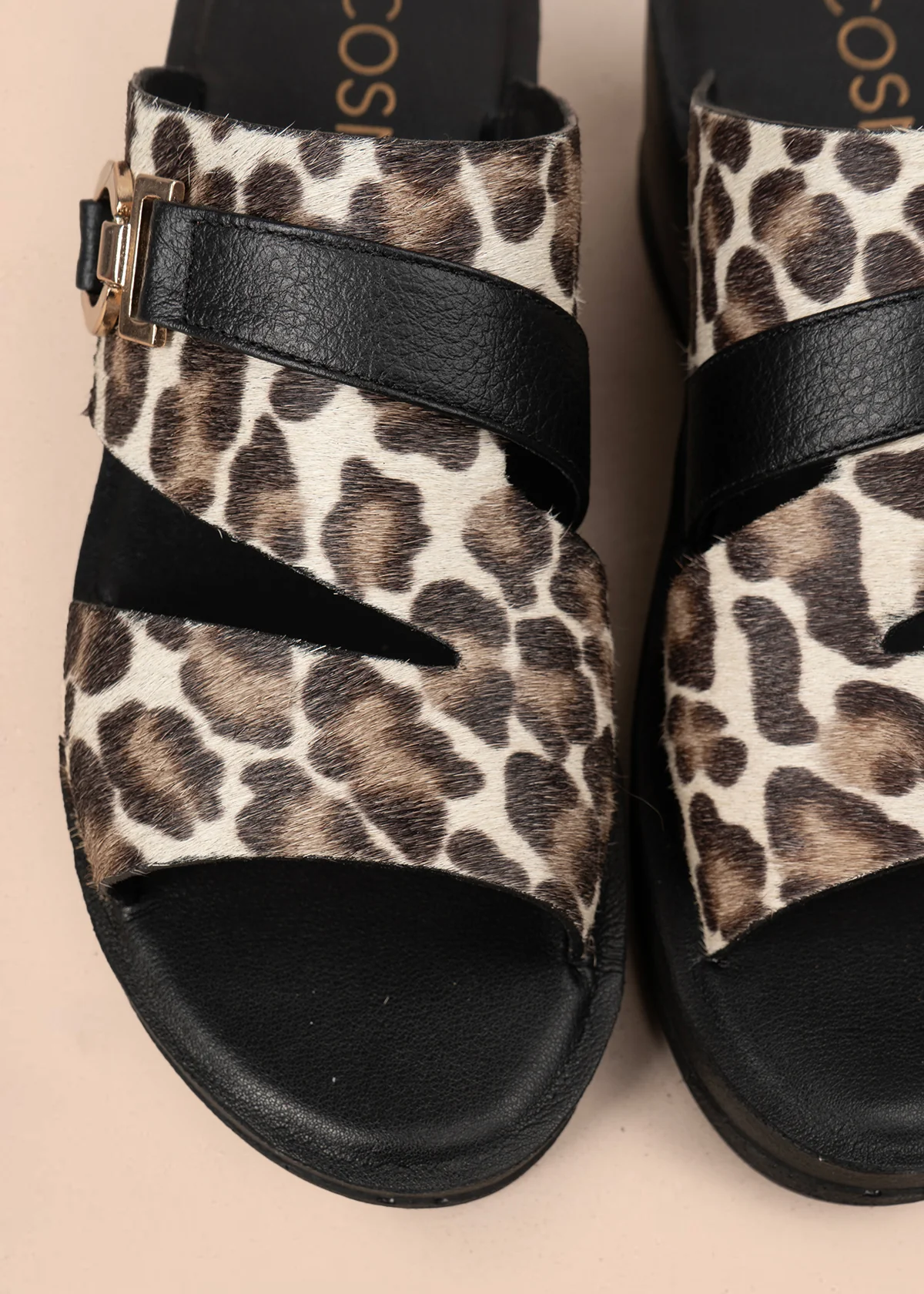 Sandalia en cuero color negro con tiras cruzadas y pelo animal print 106989 - Image 5
