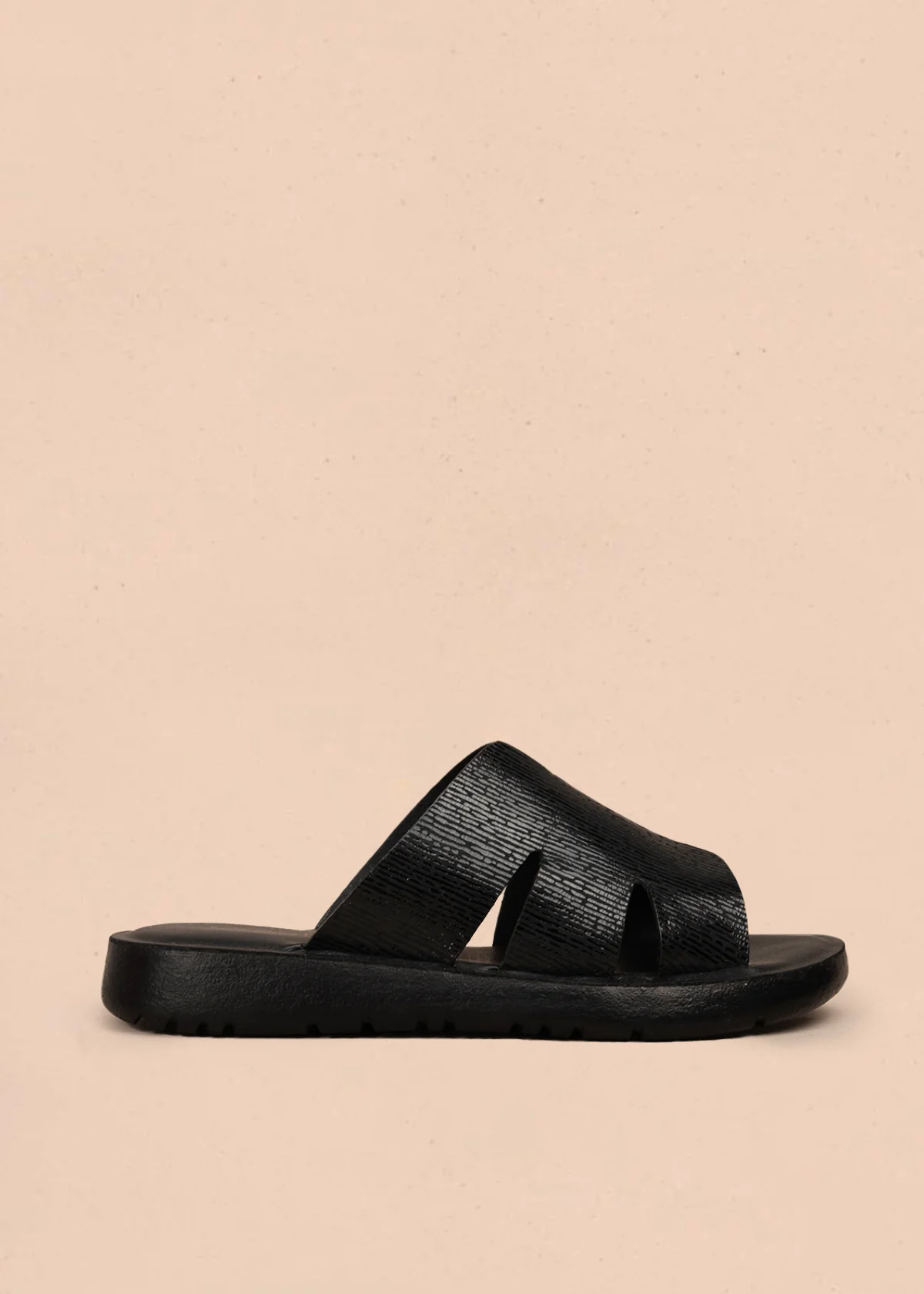 Sandalias en cuero color negro con tiras anchas texturizadas 106991