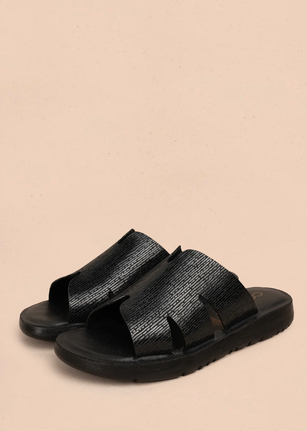 Sandalias en cuero color negro con tiras anchas texturizadas 106991 - Image 2