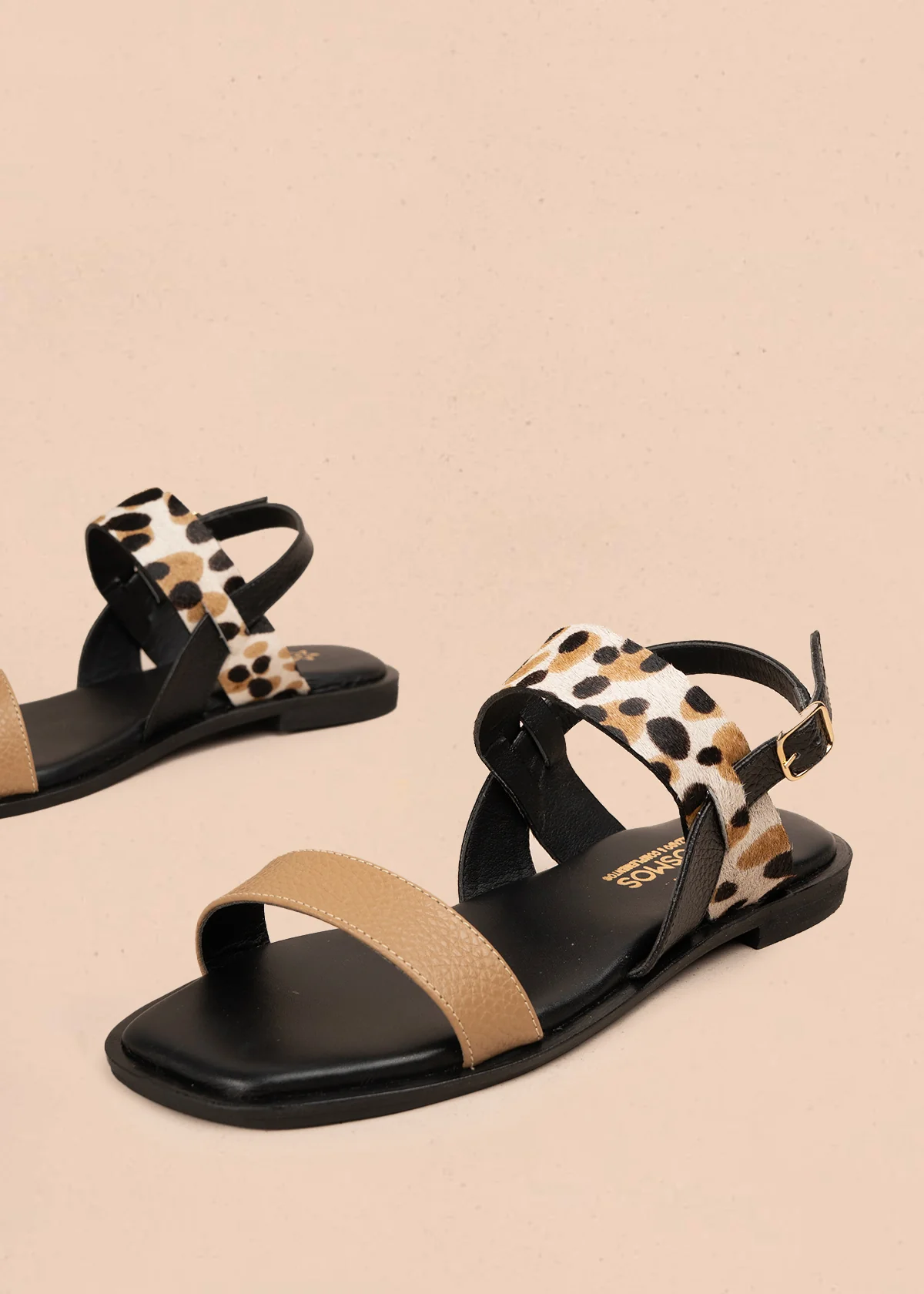 Sandalias planas en cuero color negro con tira animal print 107017 - Image 2