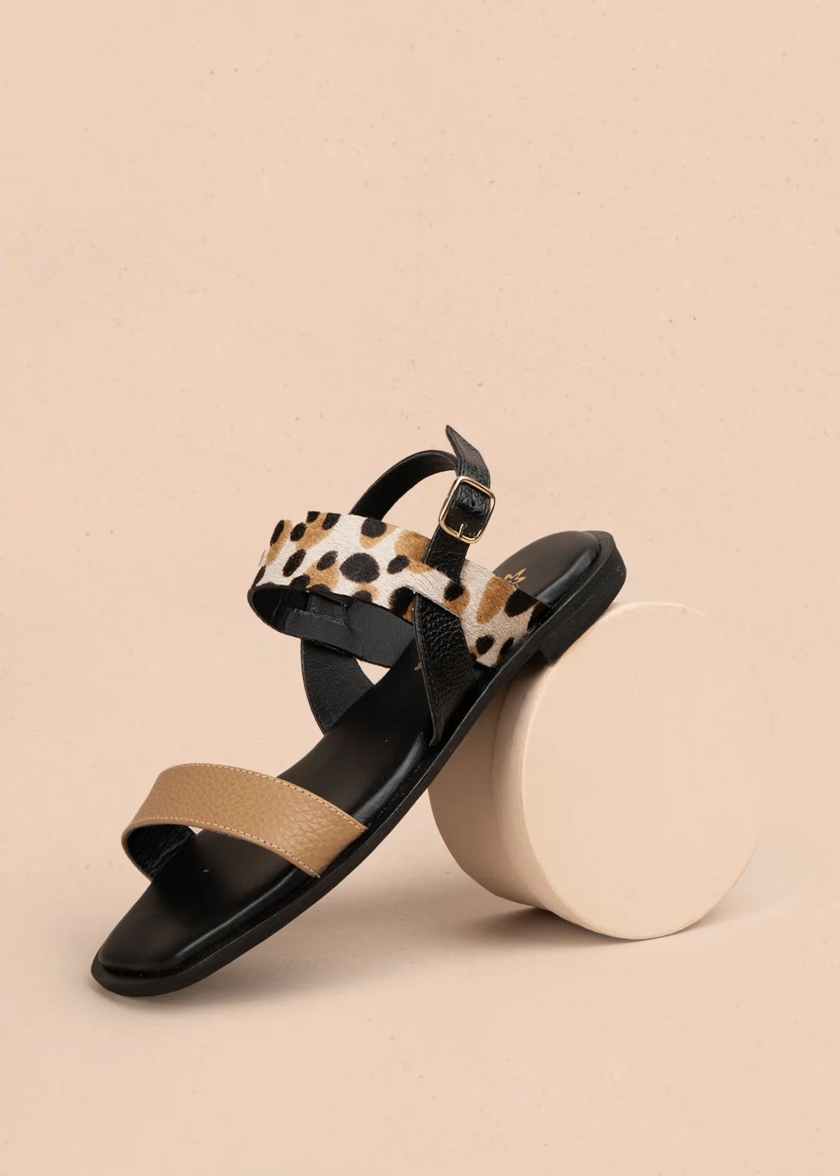 Sandalias planas en cuero color negro con tira animal print 107017 - Image 4