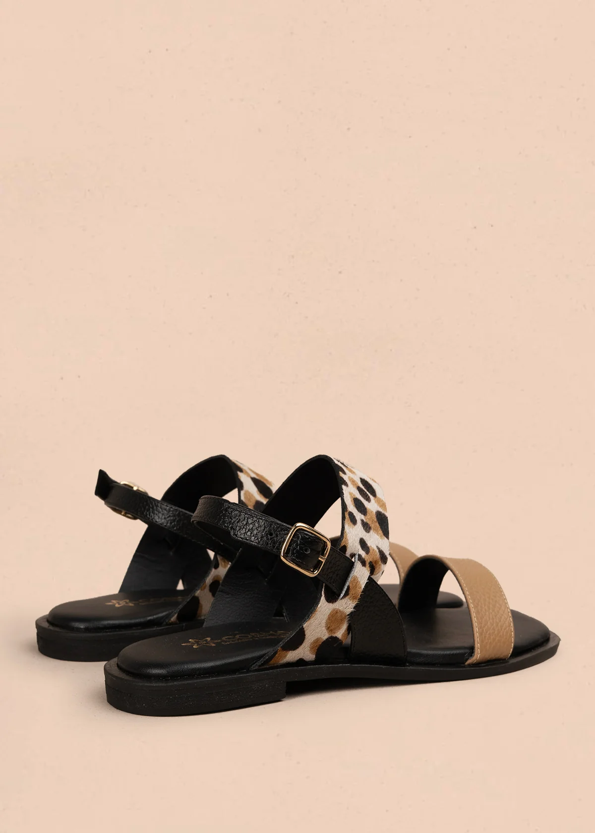 Sandalias planas en cuero color negro con tira animal print 107017 - Image 5