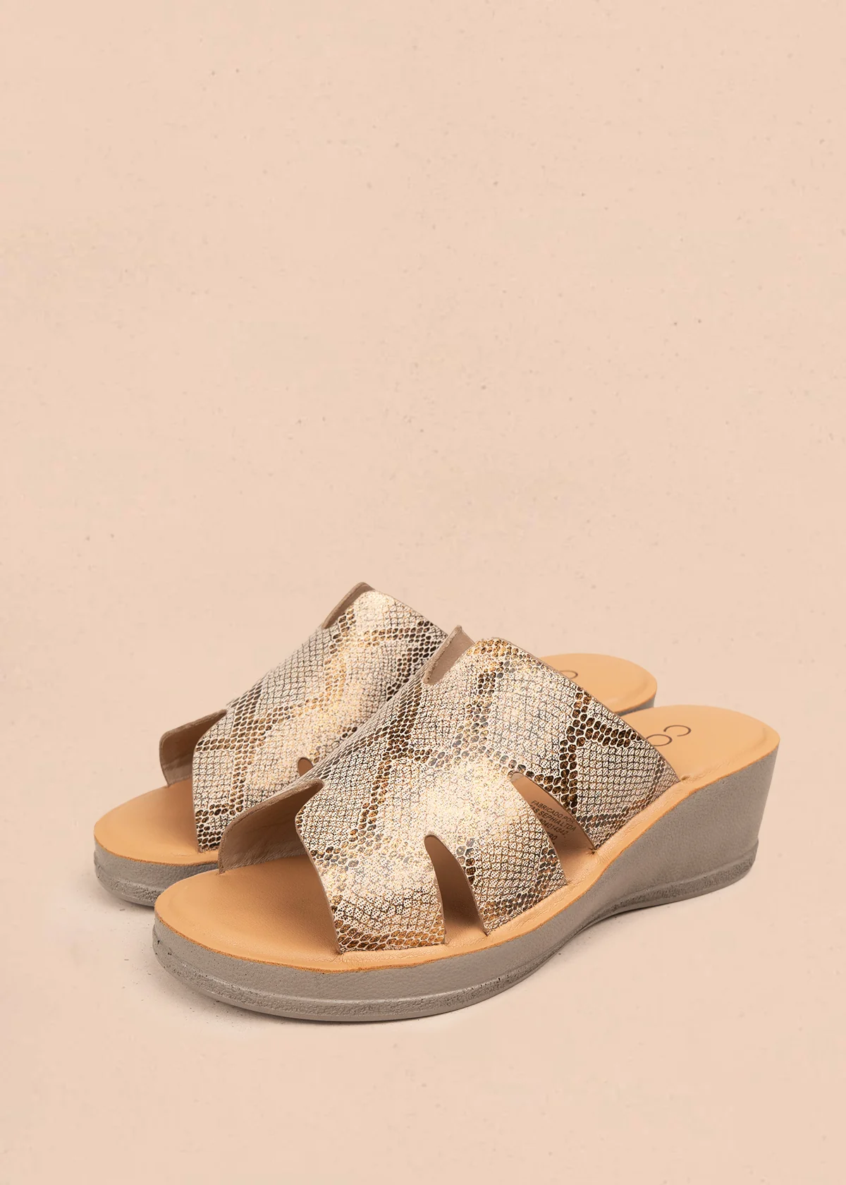 Sandalias en cuero color ocre con plataforma y textura tipo pitón 106987 - Image 3