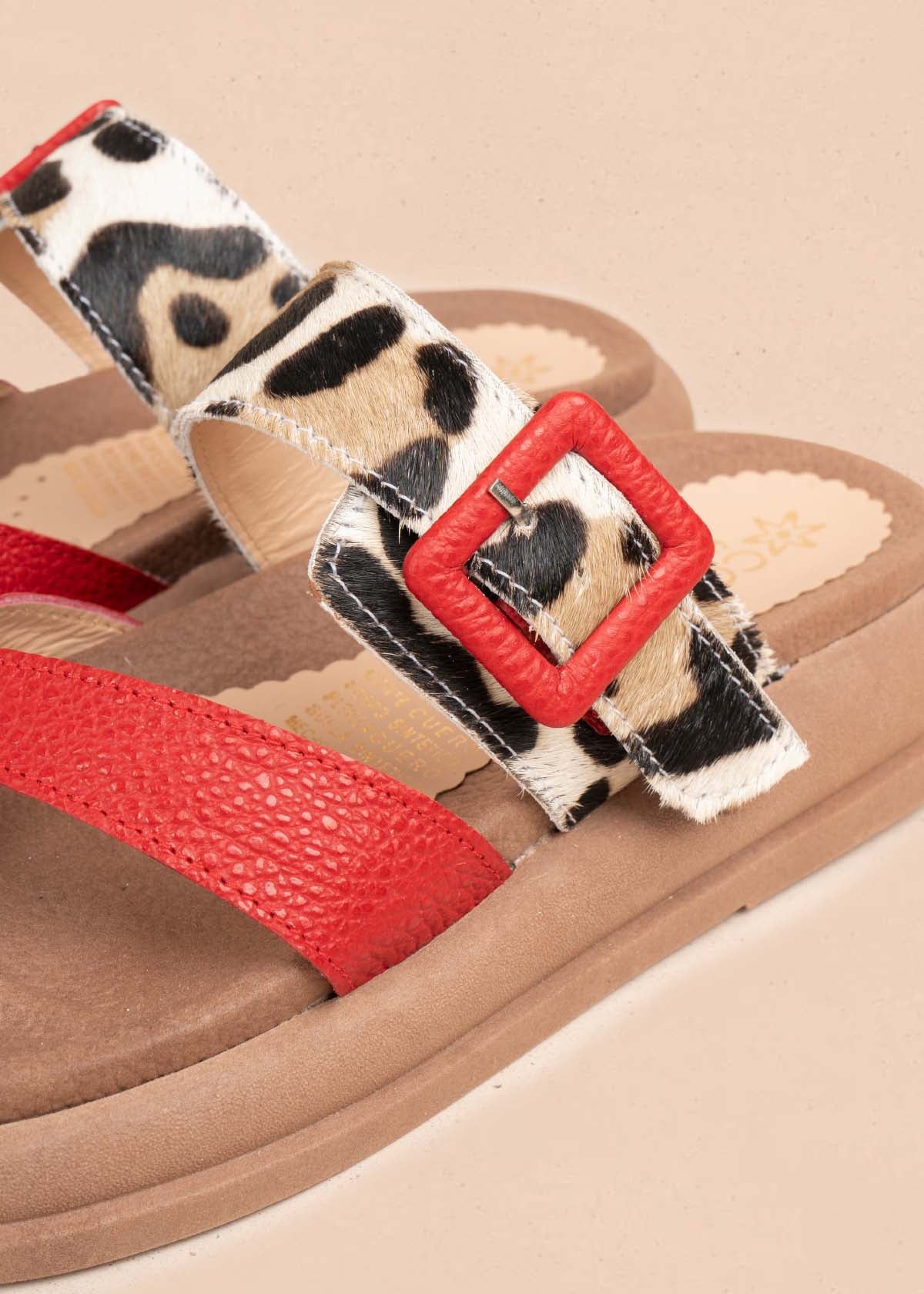 Sandalias en cuero color rojo y cuero con pelo animal print 106039 - Image 4