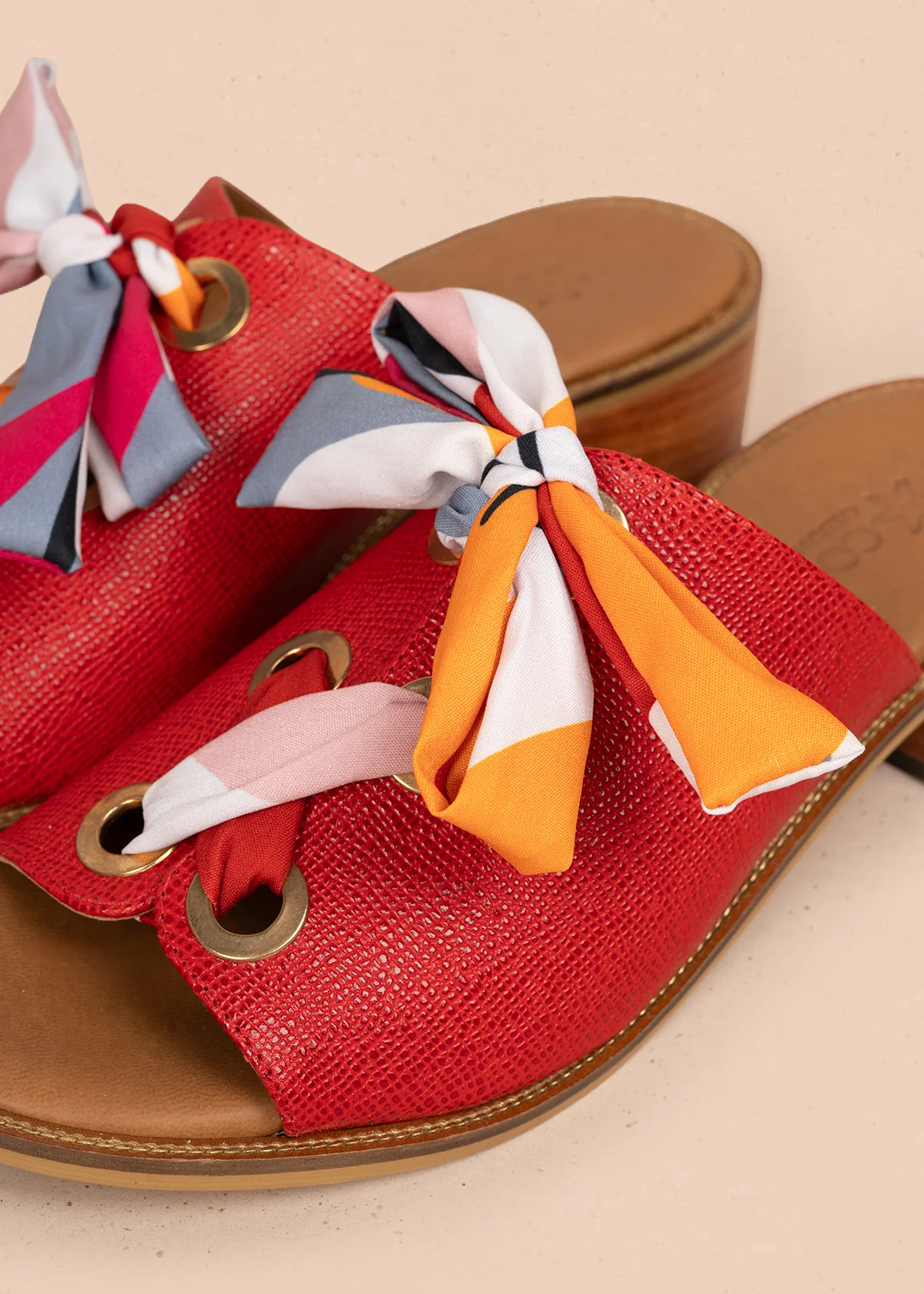 Sandalias en cuero color rojo con cordón de pañuelo 107016 - Image 5