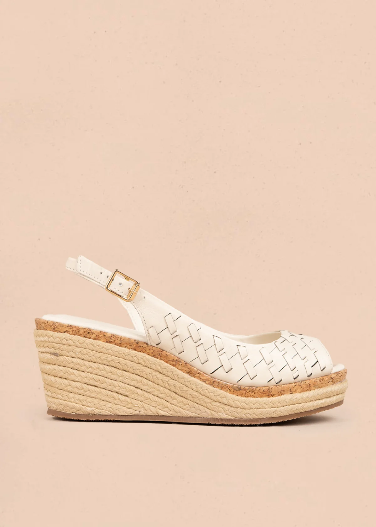 Sandalia en cuero color talco con diseño calado y plataforma en yute 105985