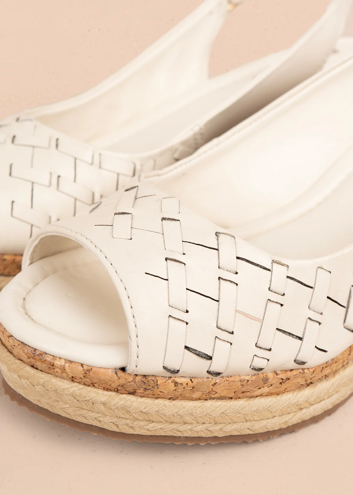 Sandalia en cuero color talco con diseño calado y plataforma en yute 105985 - Image 2