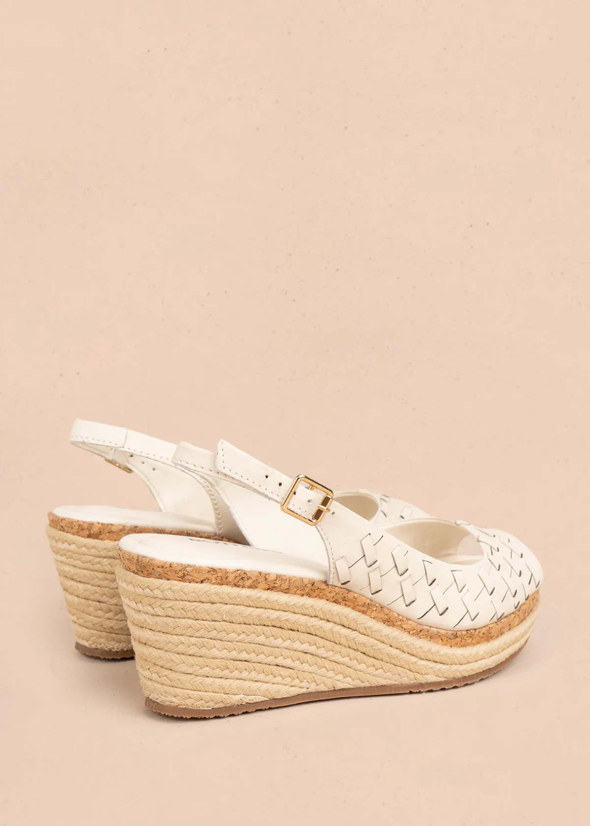 Sandalia en cuero color talco con diseño calado y plataforma en yute 105985 - Image 3