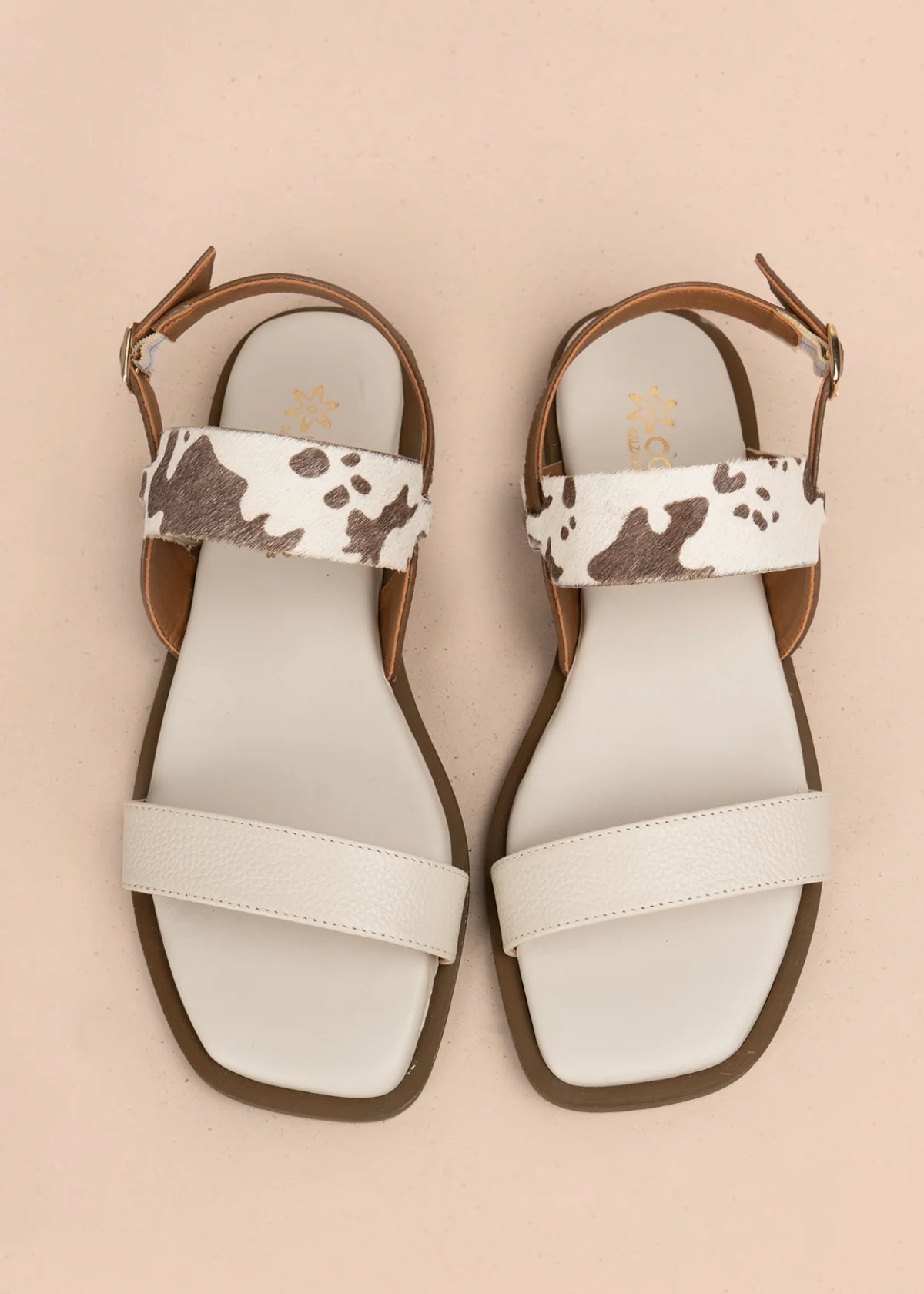 Sandalias planas en cuero color talco con tira animal print 107017 - Image 3