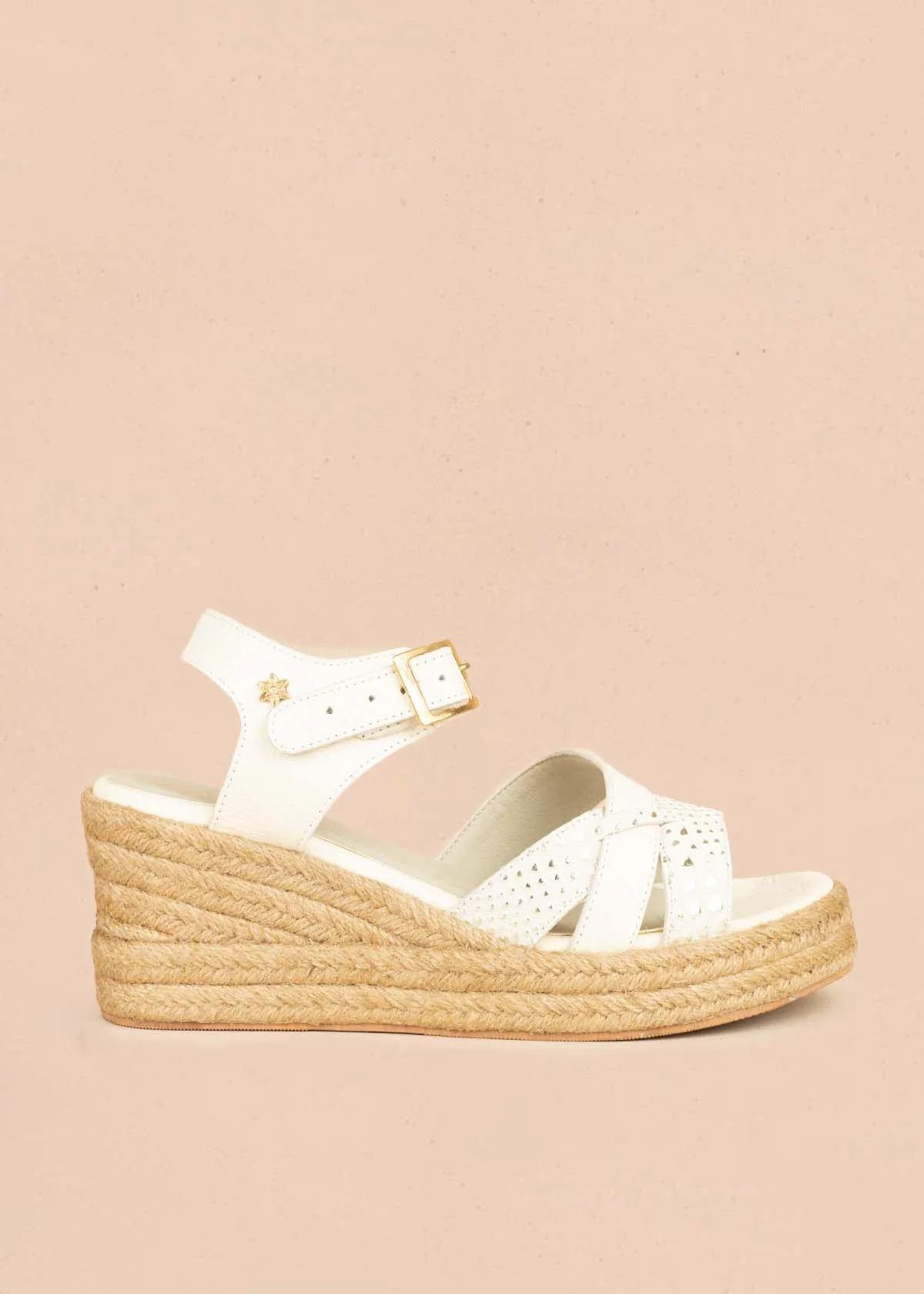 Sandalias en cuero color talco con detalles dorados y plataforma en yute 106035
