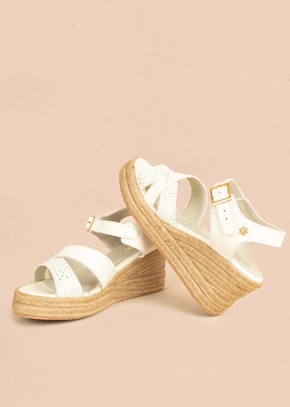 Sandalias en cuero color talco con detalles dorados y plataforma en yute 106035 - Image 5